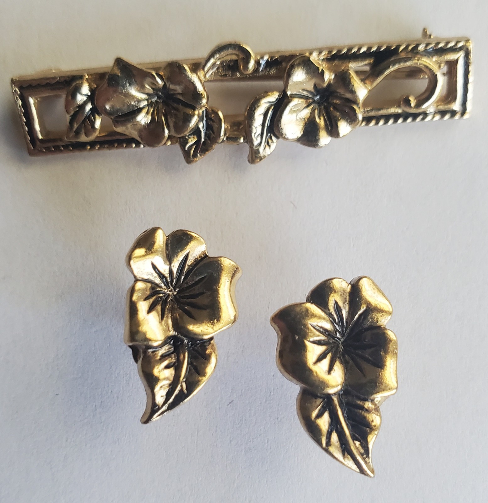 Vtg Avon Gilded Morning Glory Bar Pin / Brooch & Stud Earrings Gold Tone