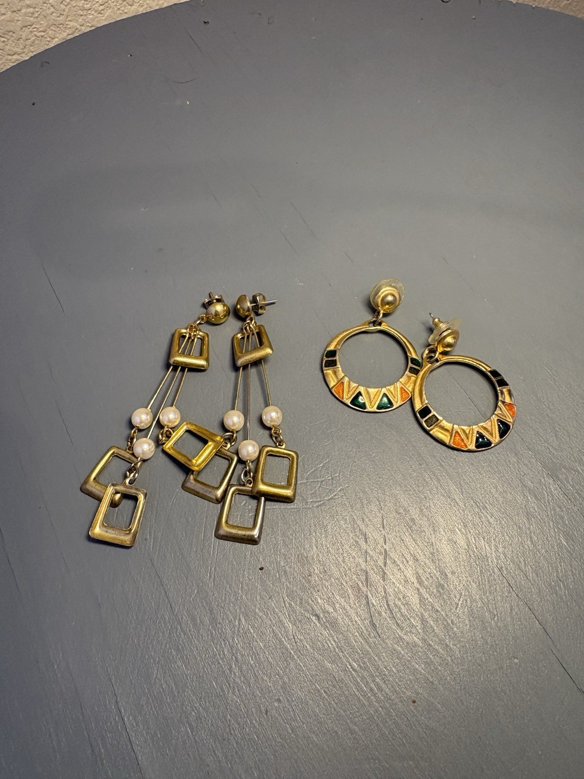 lot of two gold tone vintage 80s earrings