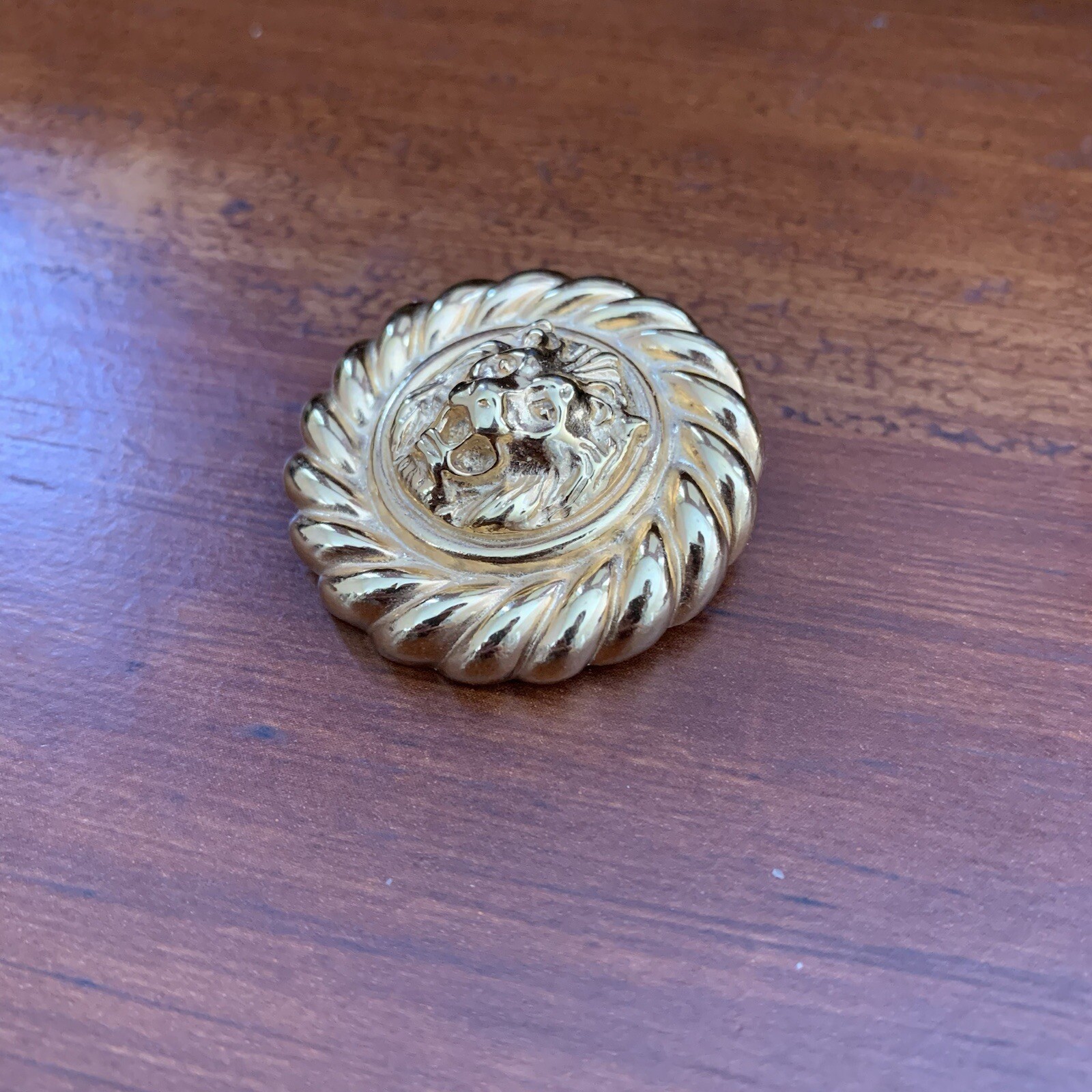 Vintage Unsigned Anne Klein gold tone lion face medallion scarf clip