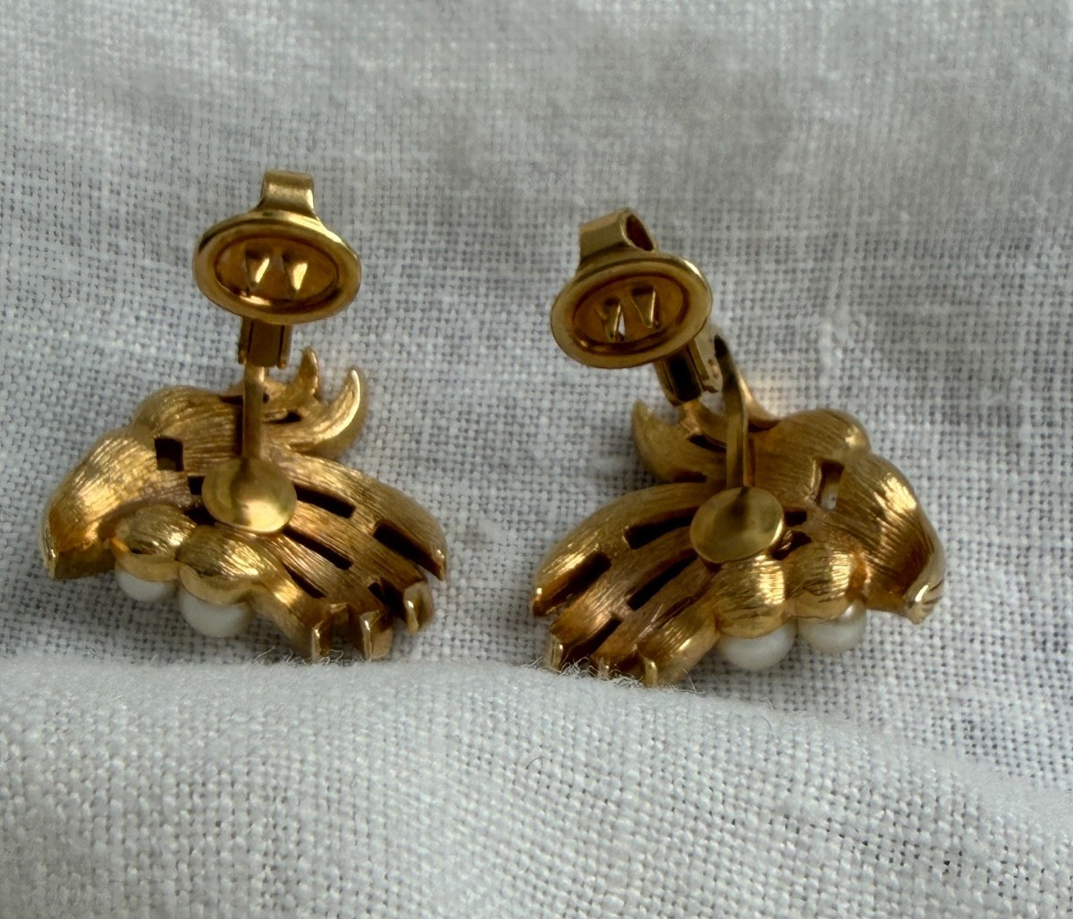 Vintage stunning Crown Trifari gold tone faux pearl spray clip on earrings