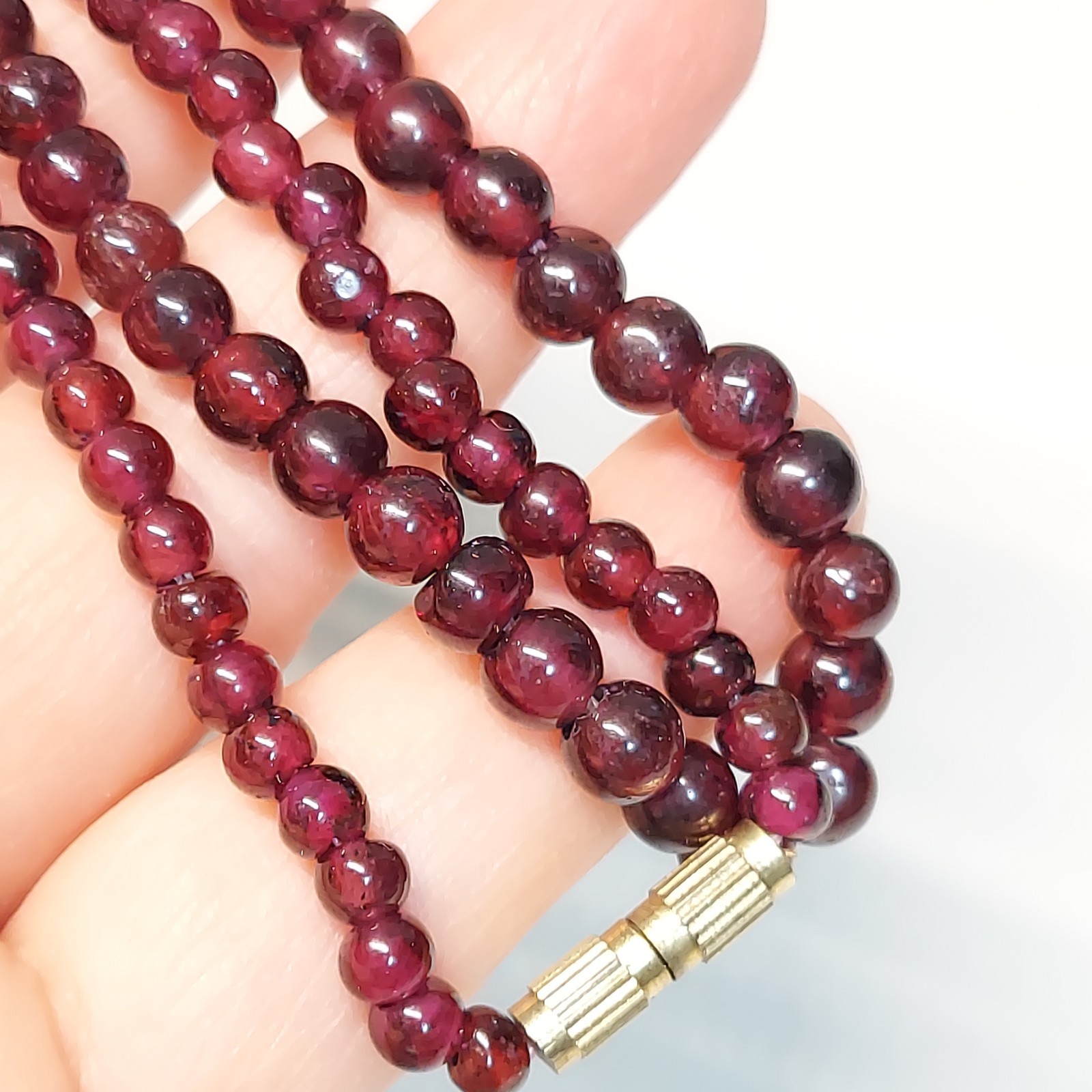 VTG Natural Garnet Graduated Hand Cut Bead Necklace 18.1″ Gold Tone Clasp 25.15g