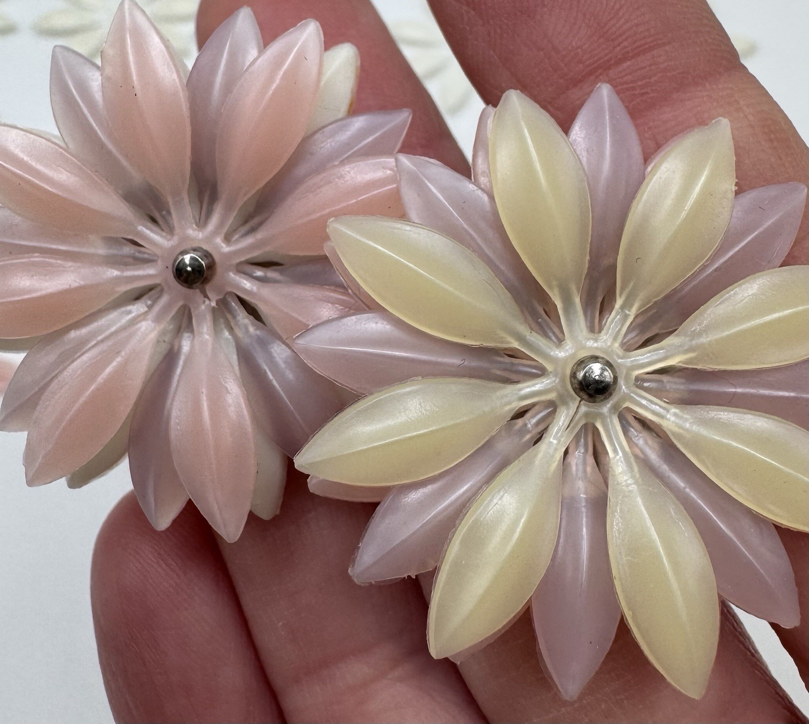 Vintage Interchangeable Plastic Daisy Flower Clip On Silver Tone Earrings