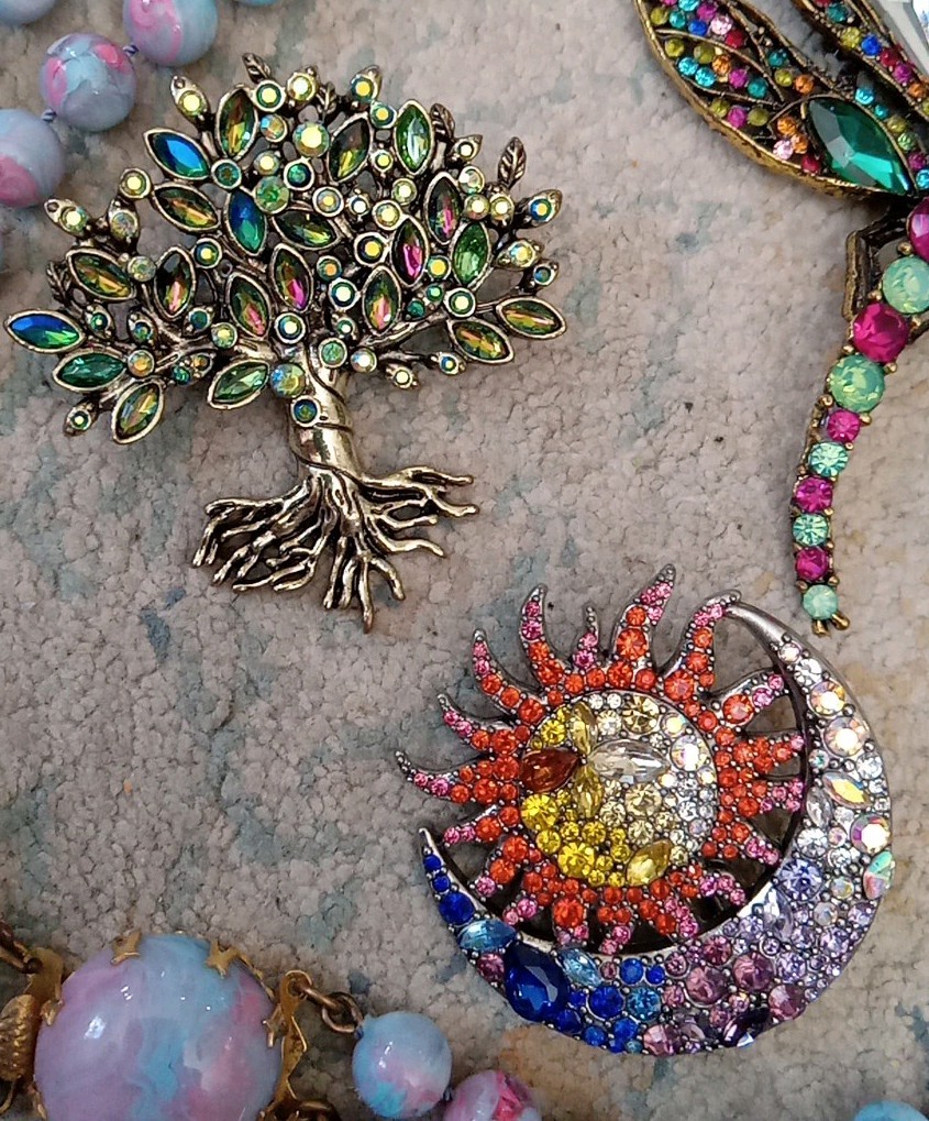 Random Lot of 3 Jeweled Pins/Brooches 2 Faux Pearl Necklaces and 1 Geneva Watch