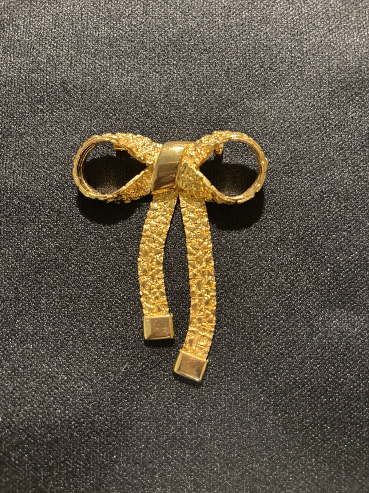 Elegant Vintage 1980’s Gold Tone Textured Articulated Bow Brooch