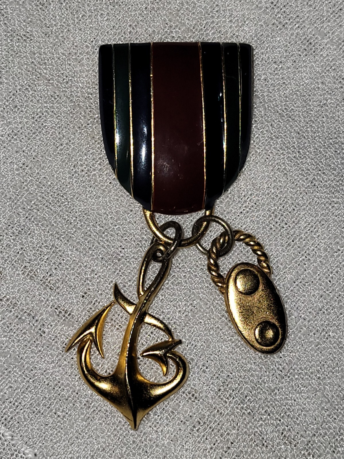 Medal Military Style Anchor and Pulley M JENT Vintage Gold Pin Brooch V-0139