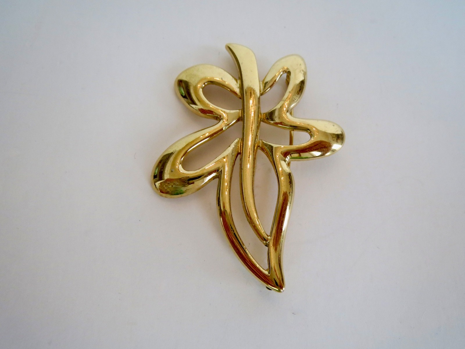Signed NAPIER Yellow Gold Tone Swirl BROOCH Lapel PIN 2& 3/8″ Long by 1.75″ Wide