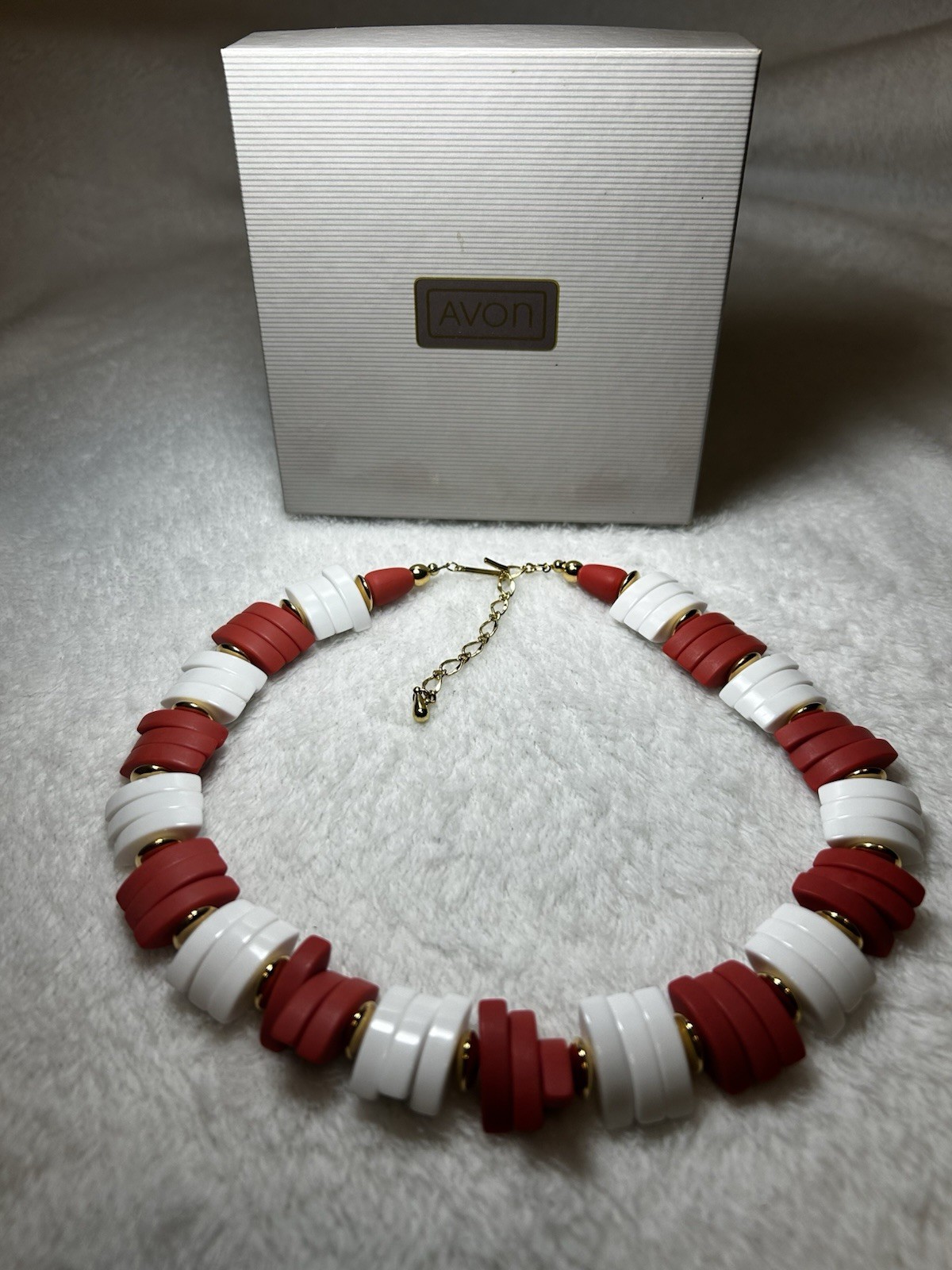 Vintage 1986 Avon “Spectator” necklace with box