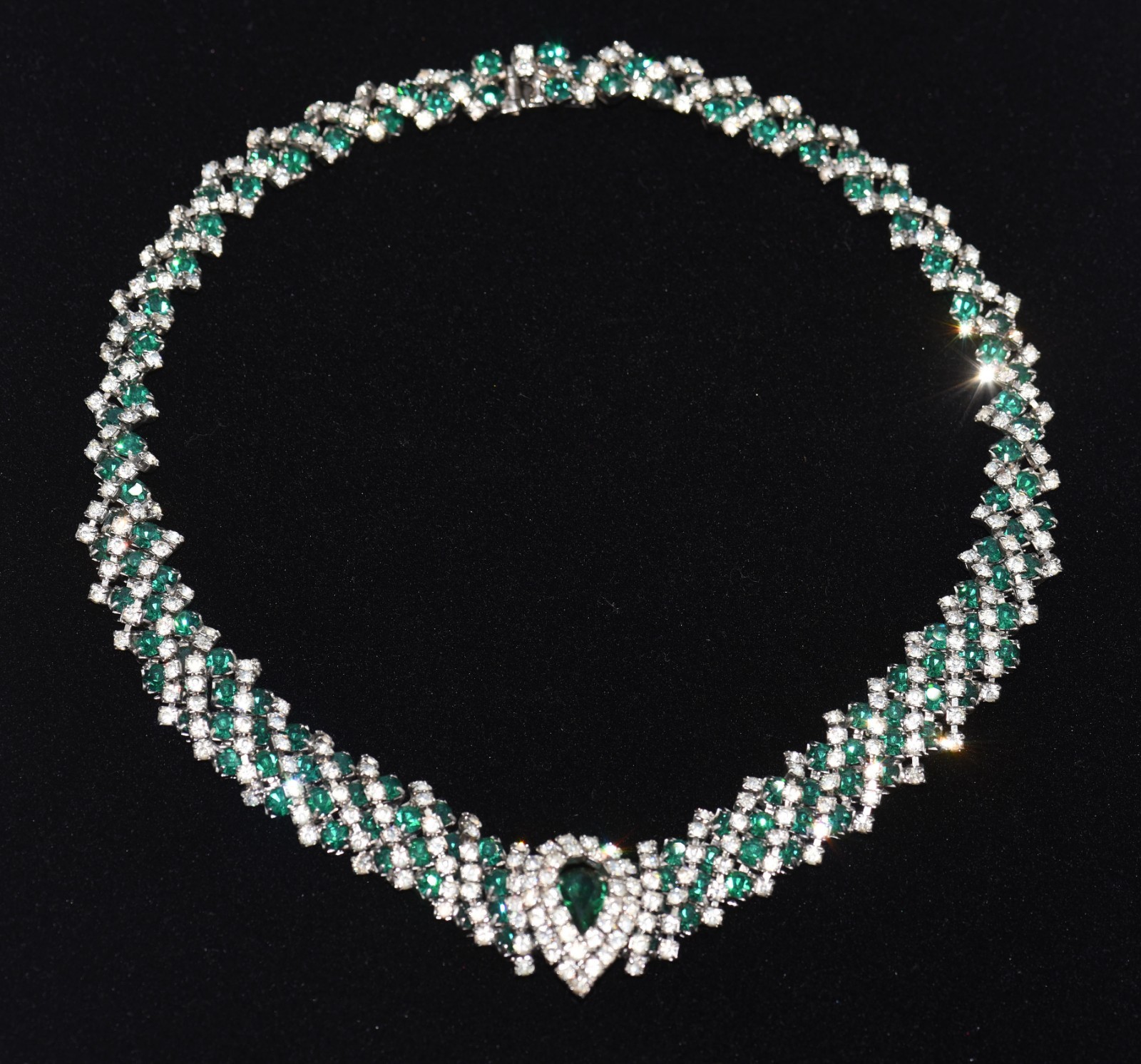 Wonderful KRAMER Emerald GREEN and Shimmering CLEAR RHINESTONE NECKLACE & ER SET