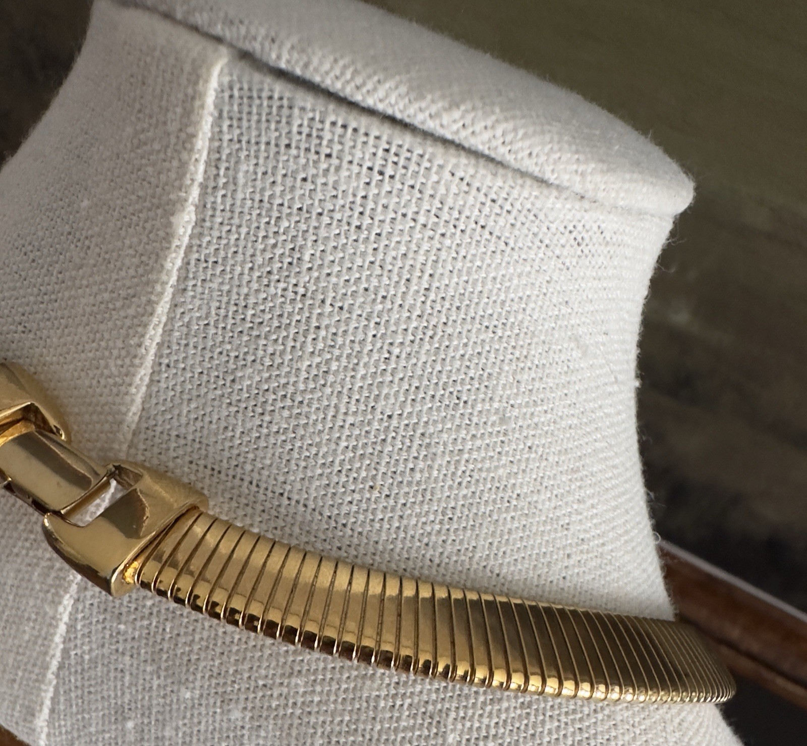 Vintage Napier Gold Tone Snake Chain Choker With A Pink/Beige Enamel Pendant 16”