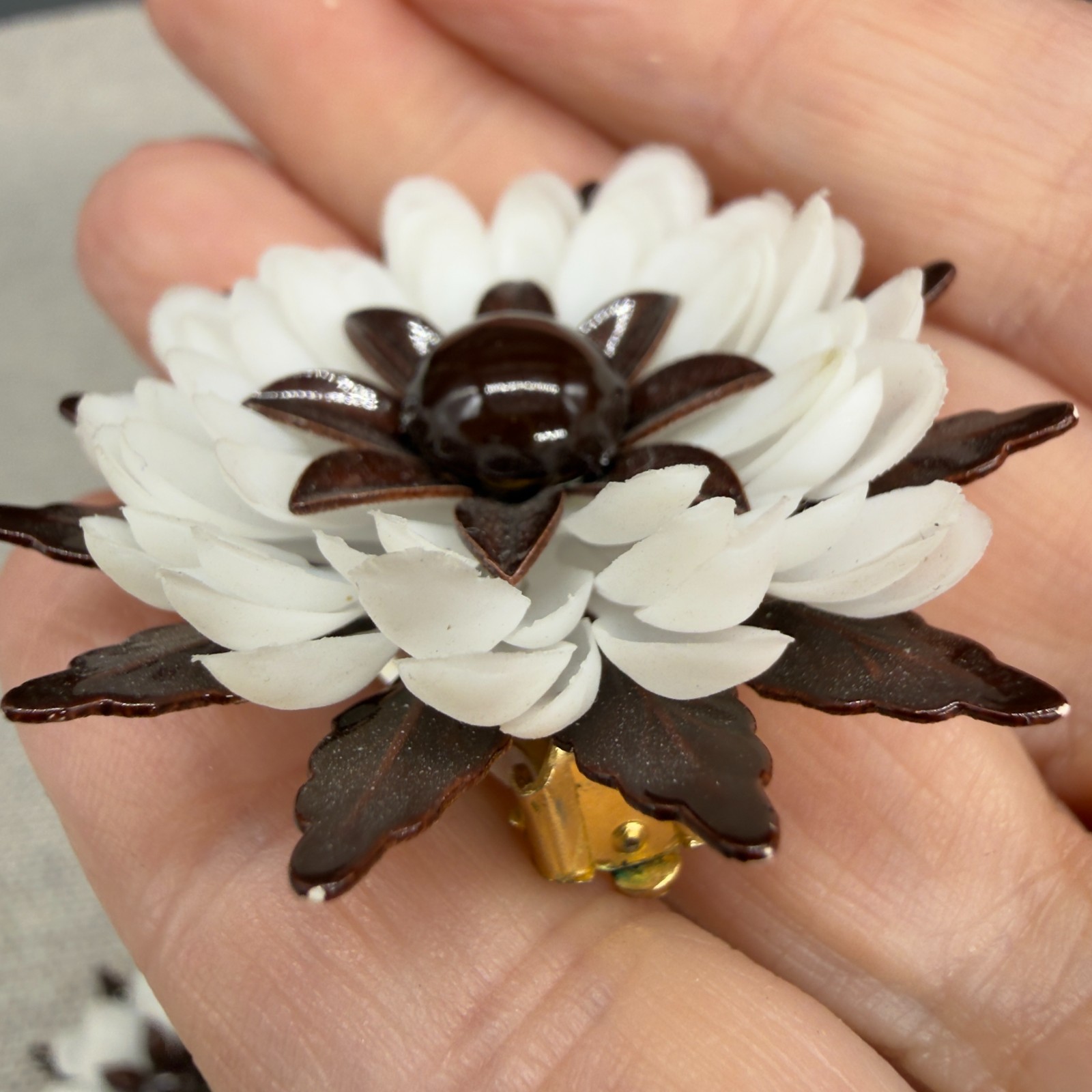 Vintage Flower Brooch Earrings Set Enamel Acrylic Brown White Clip Ons