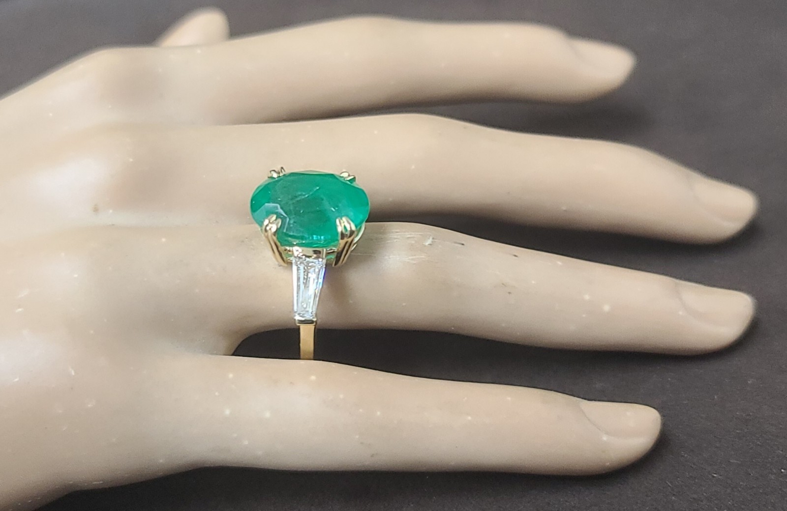 Vintage 14k Yellow Gold Engagement Ring 9.42CT.Natural Green Emerald Oval Shape