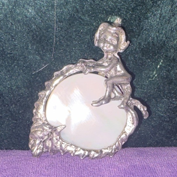 Angel Mother of Pearl Round Brooch Pin, Silver Tone, White Stone, Unisex Adults