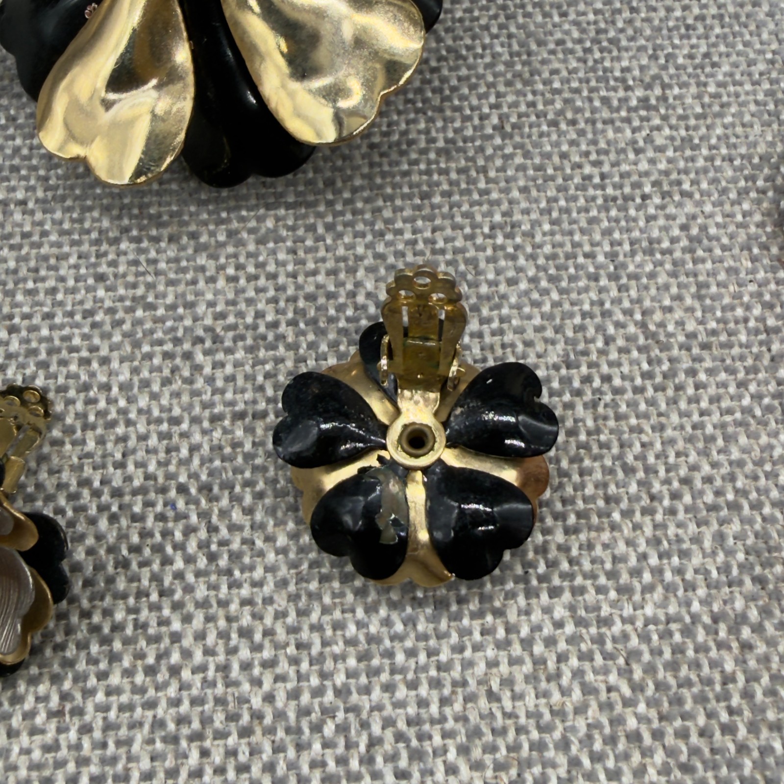Vintage Brooch Earrings Jewelry Set 4 Tone Metal Flowers Clip Ons READ