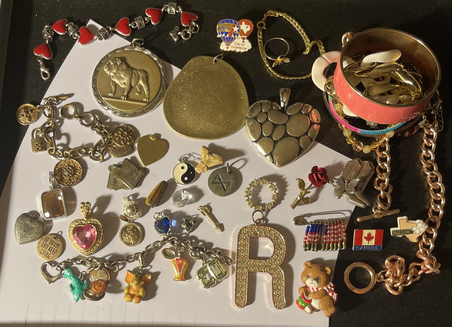 VINTAGE CHARM PENDANT LOT MIX MATERIAL ASSORTED SIZES PIECES Brooch Bracelet