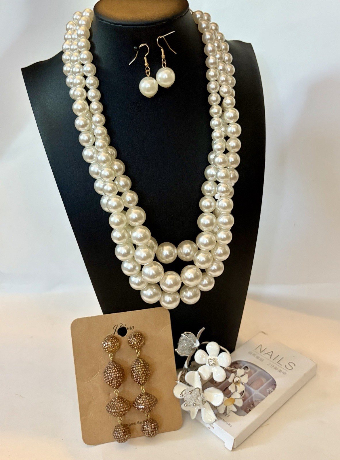 “ Summer Breeze “ Elegant Pearl And Gems Lot Etc (17 pc)
