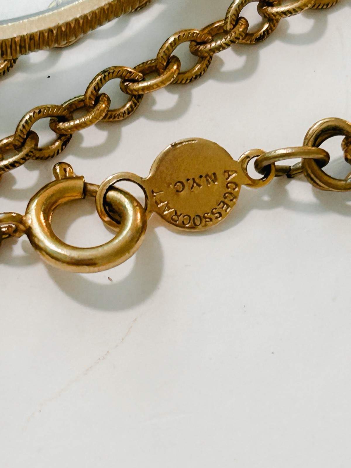 Vintage Signed ACCESSOCRAFT NYC Magnifying Glass Pendant Necklace 33″ Long