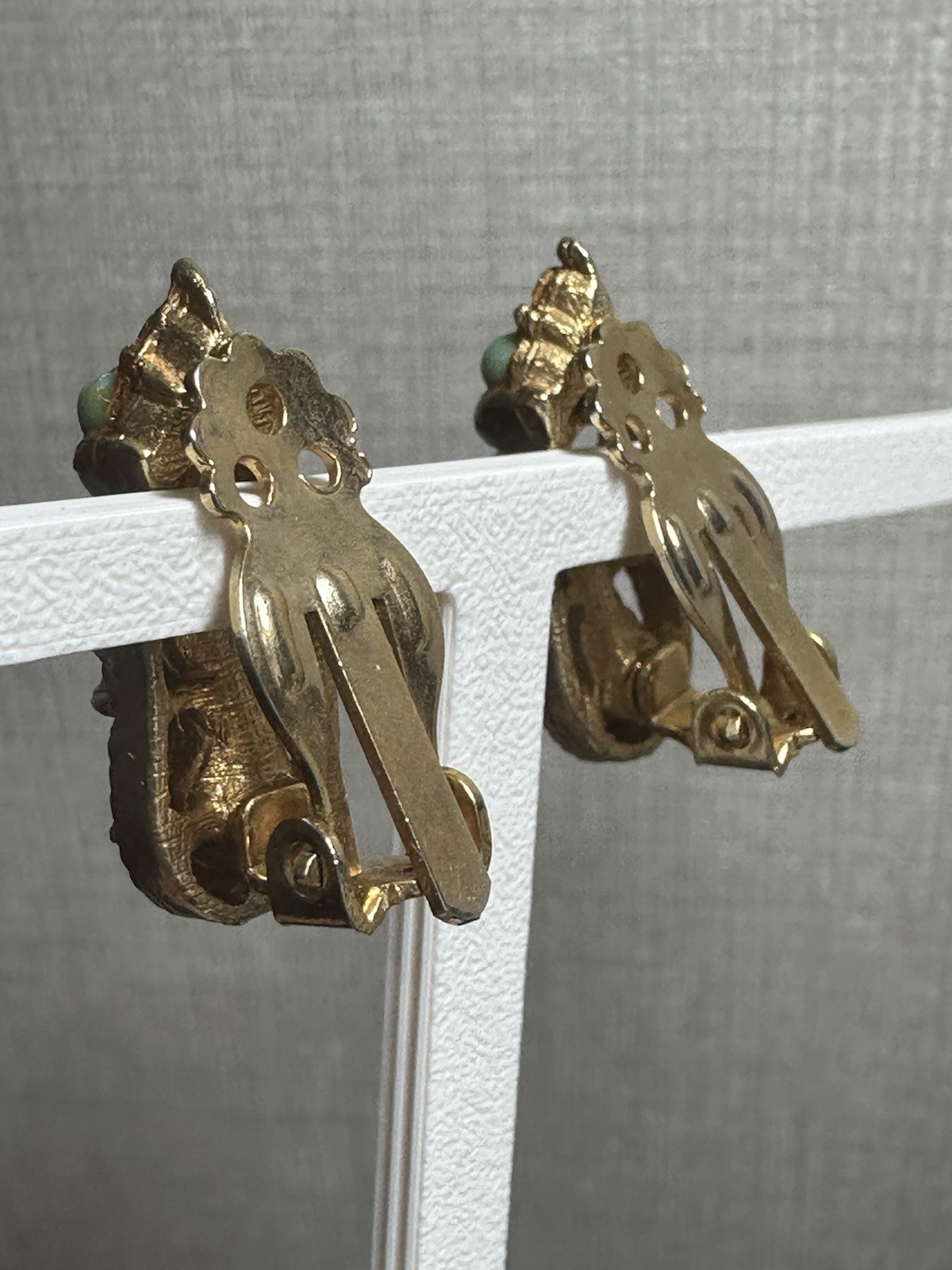 VTG Mid Century Cluster Clip On Earrings Faux Jade Turquoise Green Gold Unique