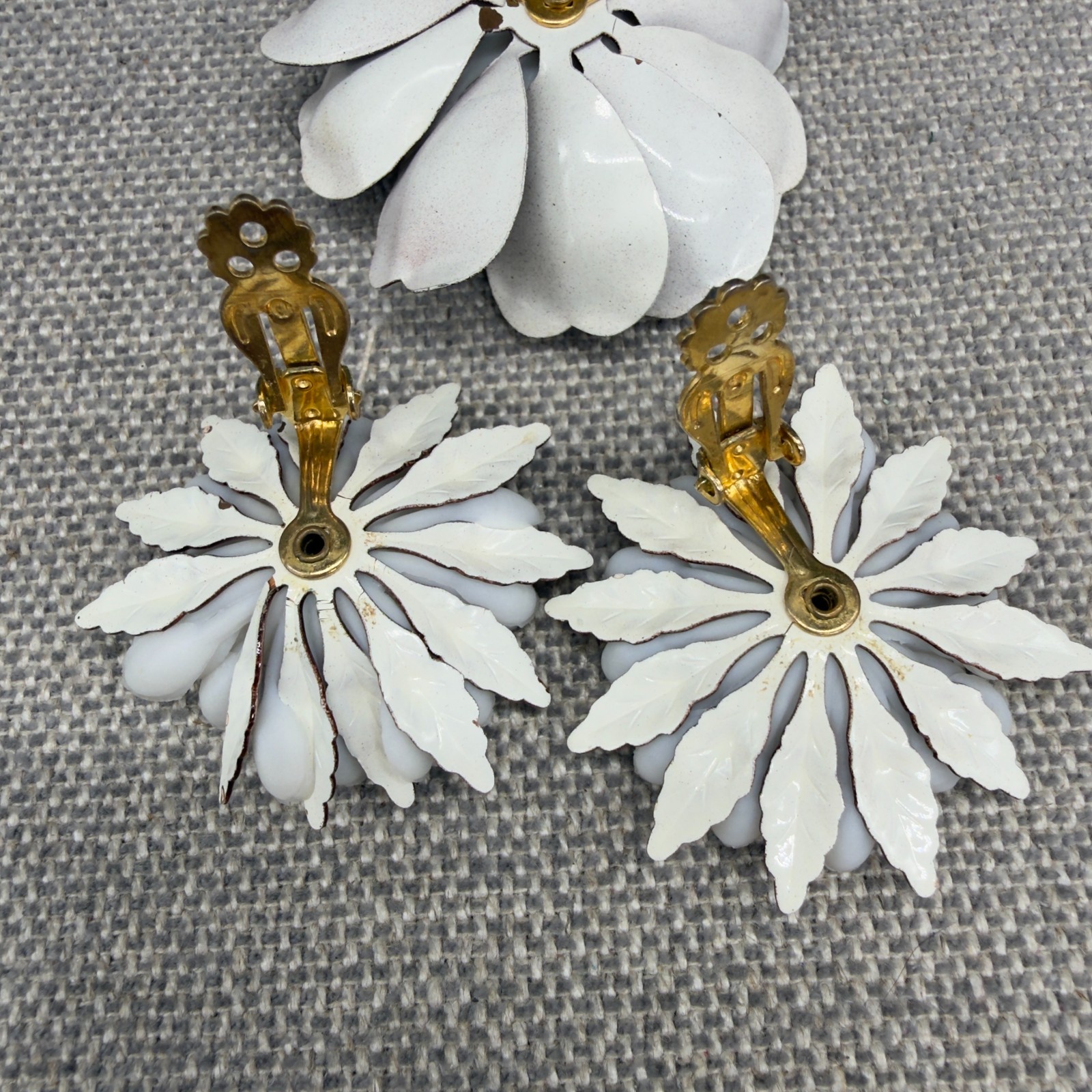 Vintage Flower Brooch Earrings Set Enamel Acrylic Brown White Clip Ons