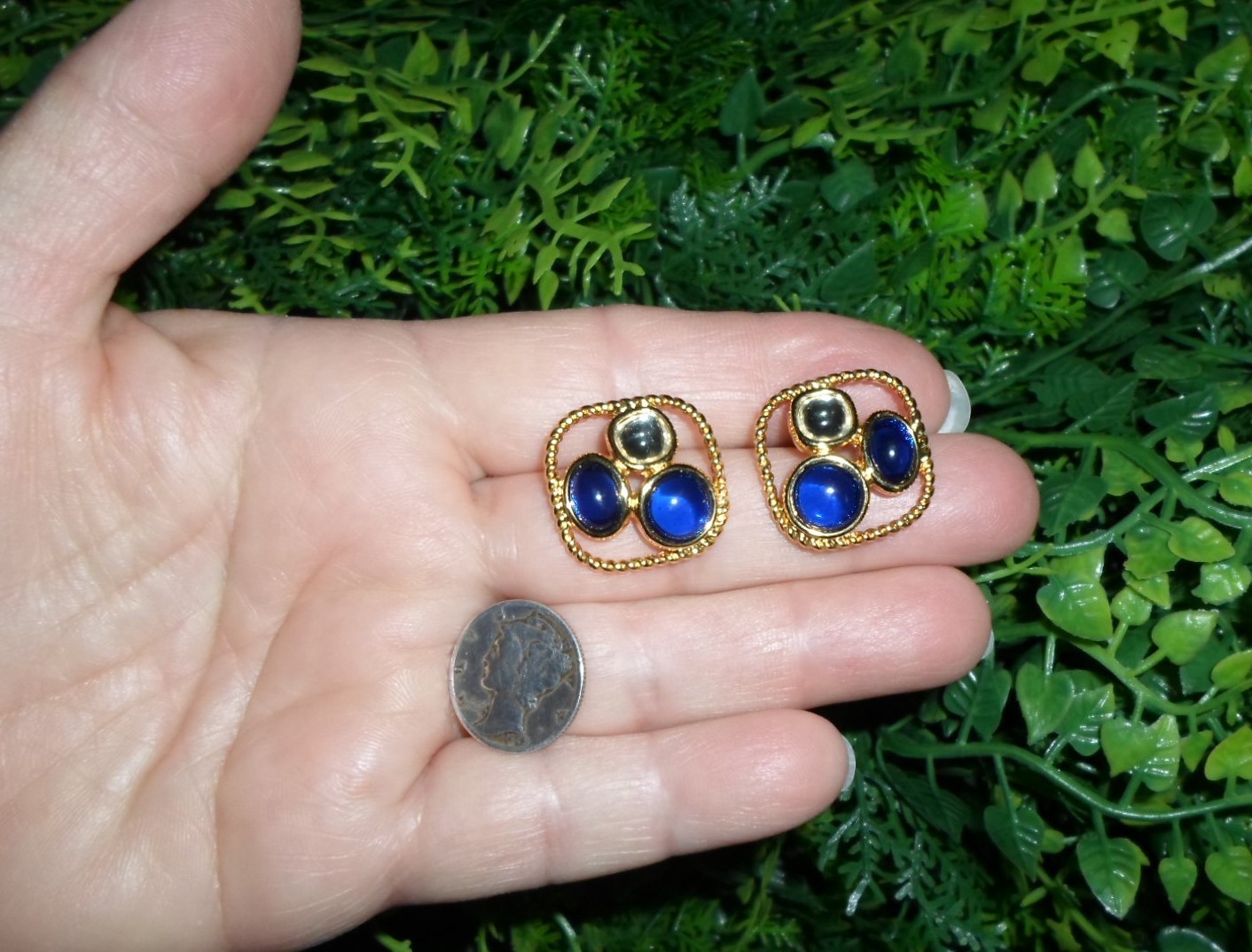 Vintage TRIFARI – blue cabochon – gold tone – square frame – pierced EARRINGS