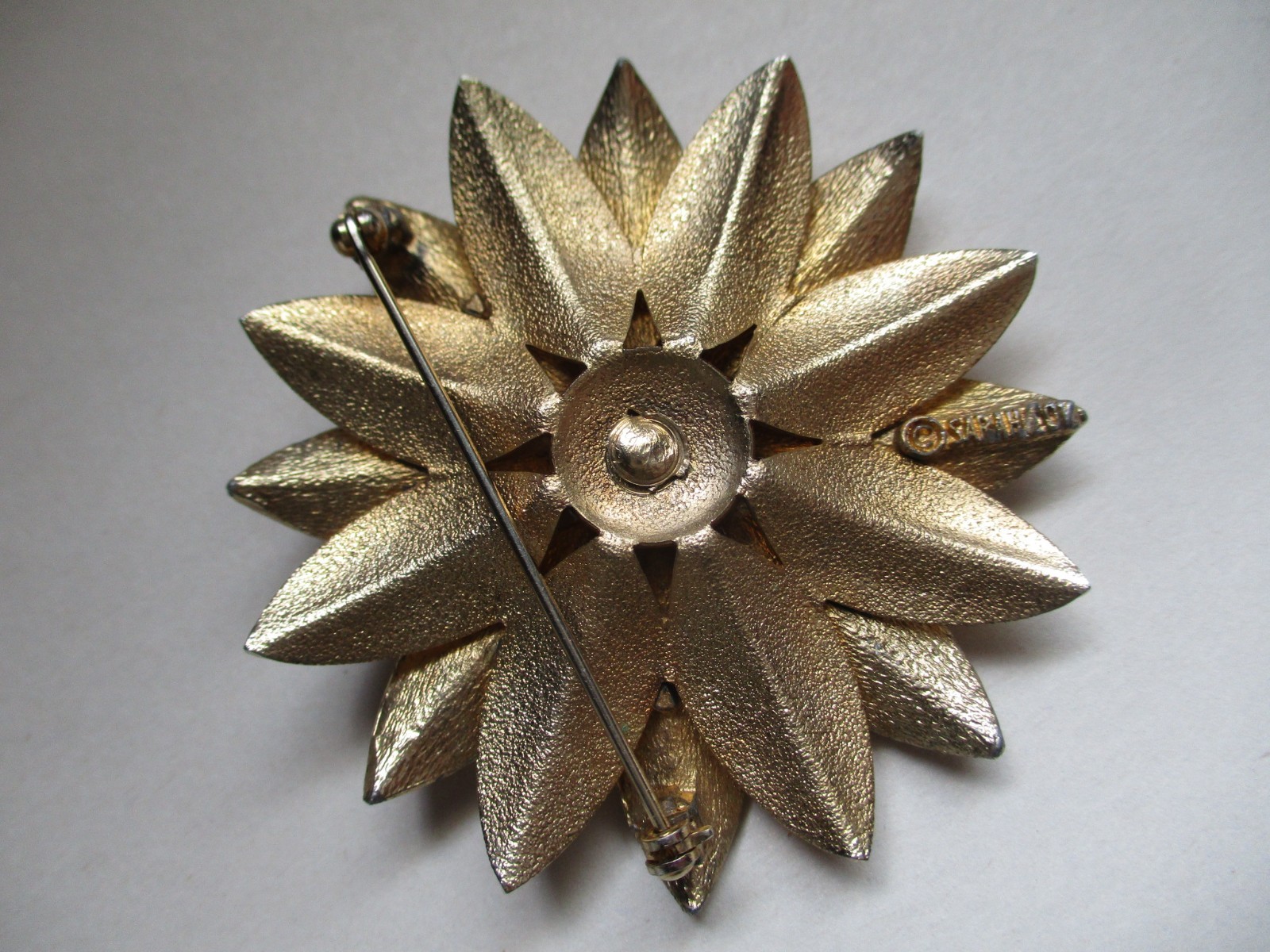 Sarah Coventry brooch pin gold tone vintage daisy flower 2″ chunky statement