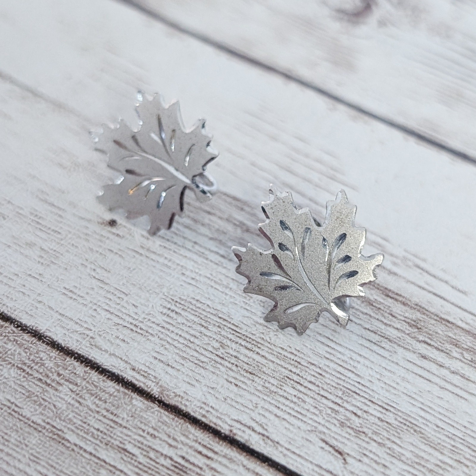 Vintage Screw Back Earrings Silver Tone Leaf 0.75″