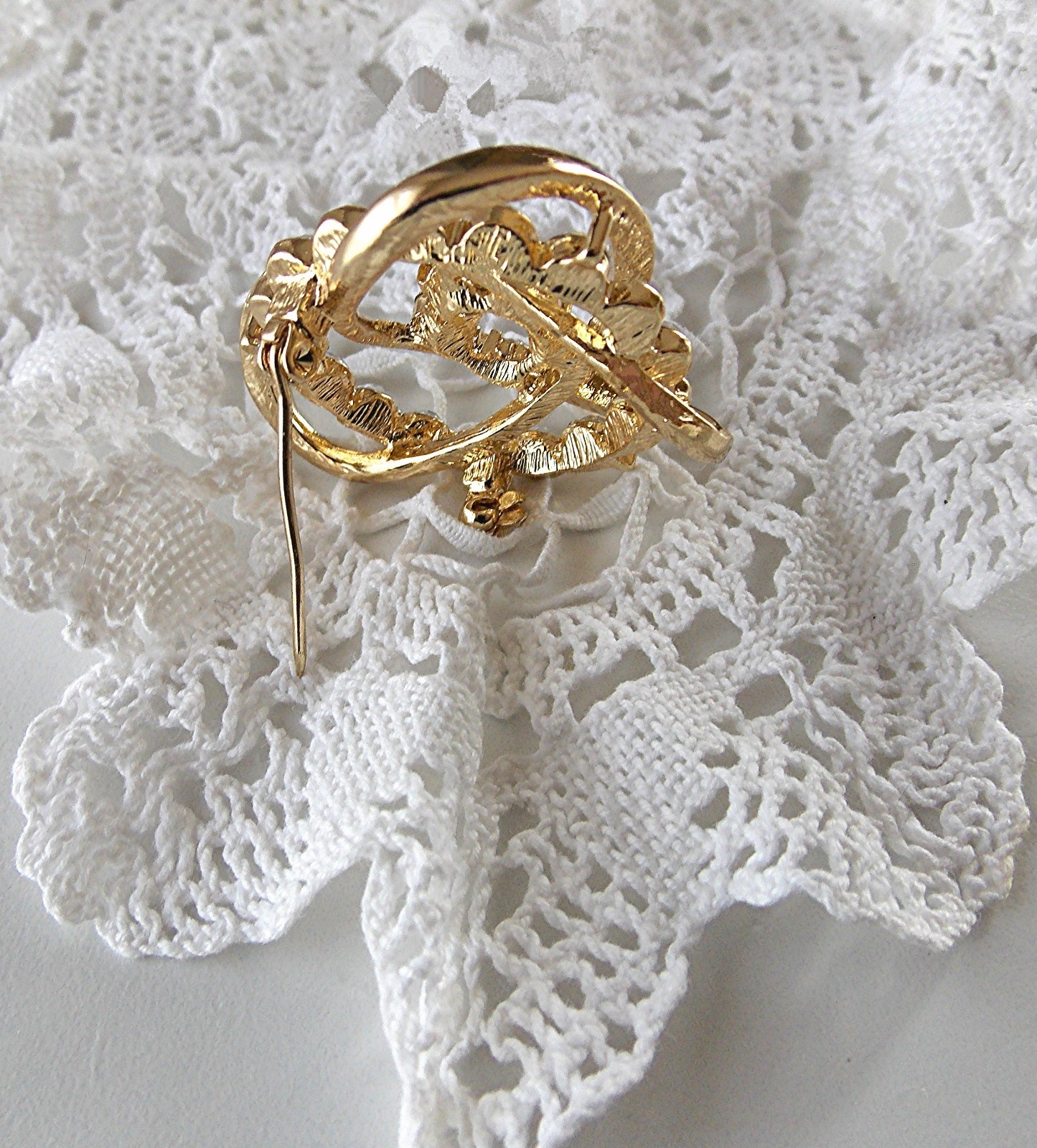 GORGEOUS YELLOW GOLD PLATED SPARKLING RHINESTONE SET 1 5/8″ STATEMENT BROOCH