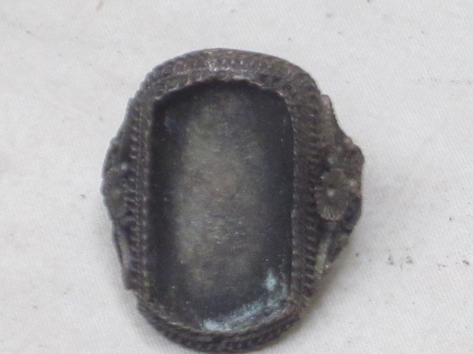 vintage incomplete filigree ring marked CHINA * adjustable band no stone