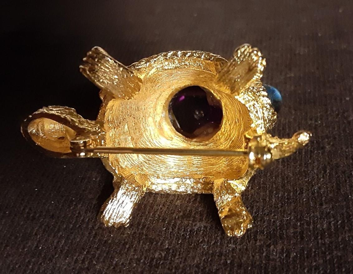 BEAUTIFUL UNIQUE DOMED WITH STONES STYLE 1 1/2 X 1 INCH SWEATER PIN BROOCH