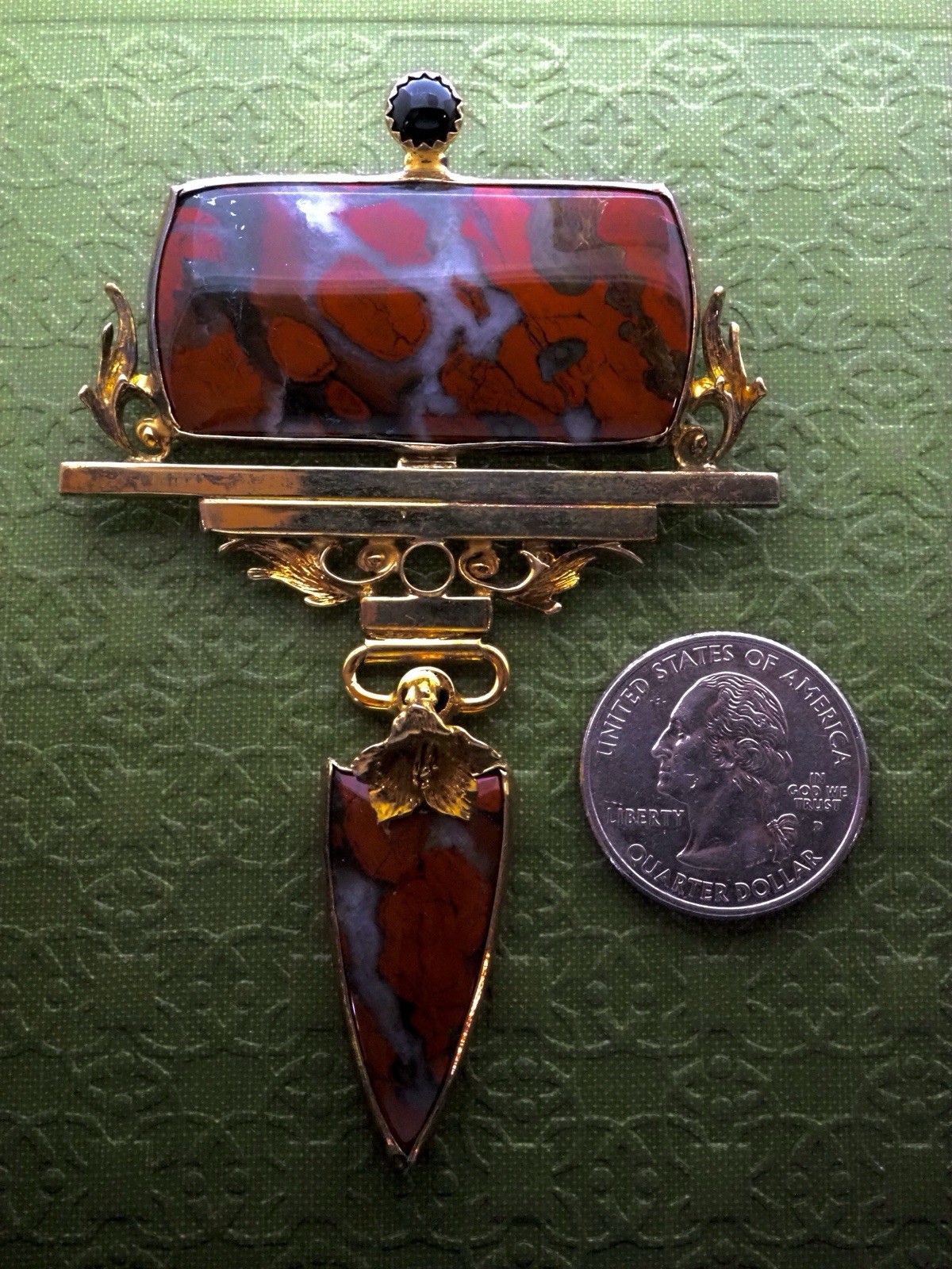 STUNNING TRICIA YOUNG AGATE STERLING SILVER & GOLD PLATE (VERMEIL) BROOCH