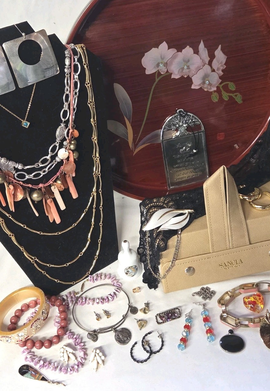 Grandma’s Estate; Jewelry, Trinkets, & Extra Fun Junk! Lot #124