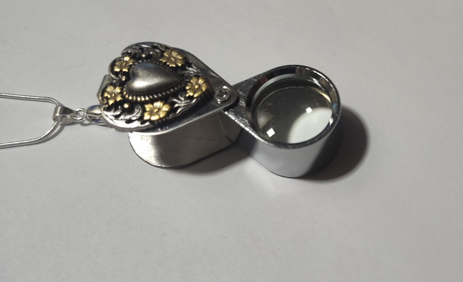 Antique Silver Gold Tone Floral Heart Magnifying Loupe Pendant Necklace 20 x