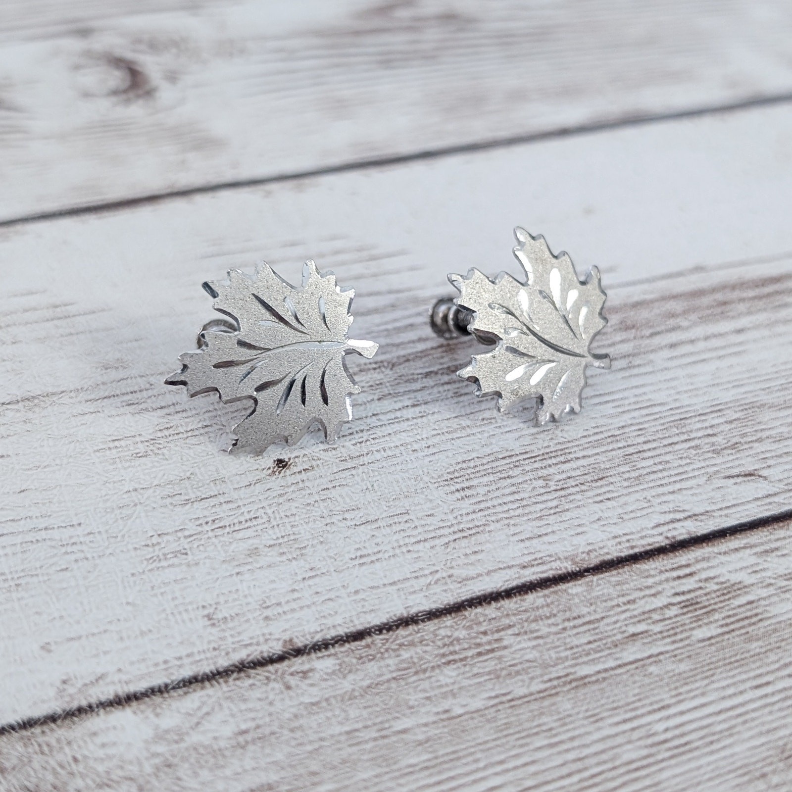 Vintage Screw Back Earrings Silver Tone Leaf 0.75″