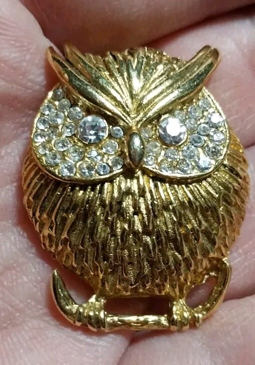 Owl Brooch – Gold Tone Rhinestone Eyes – Vintage