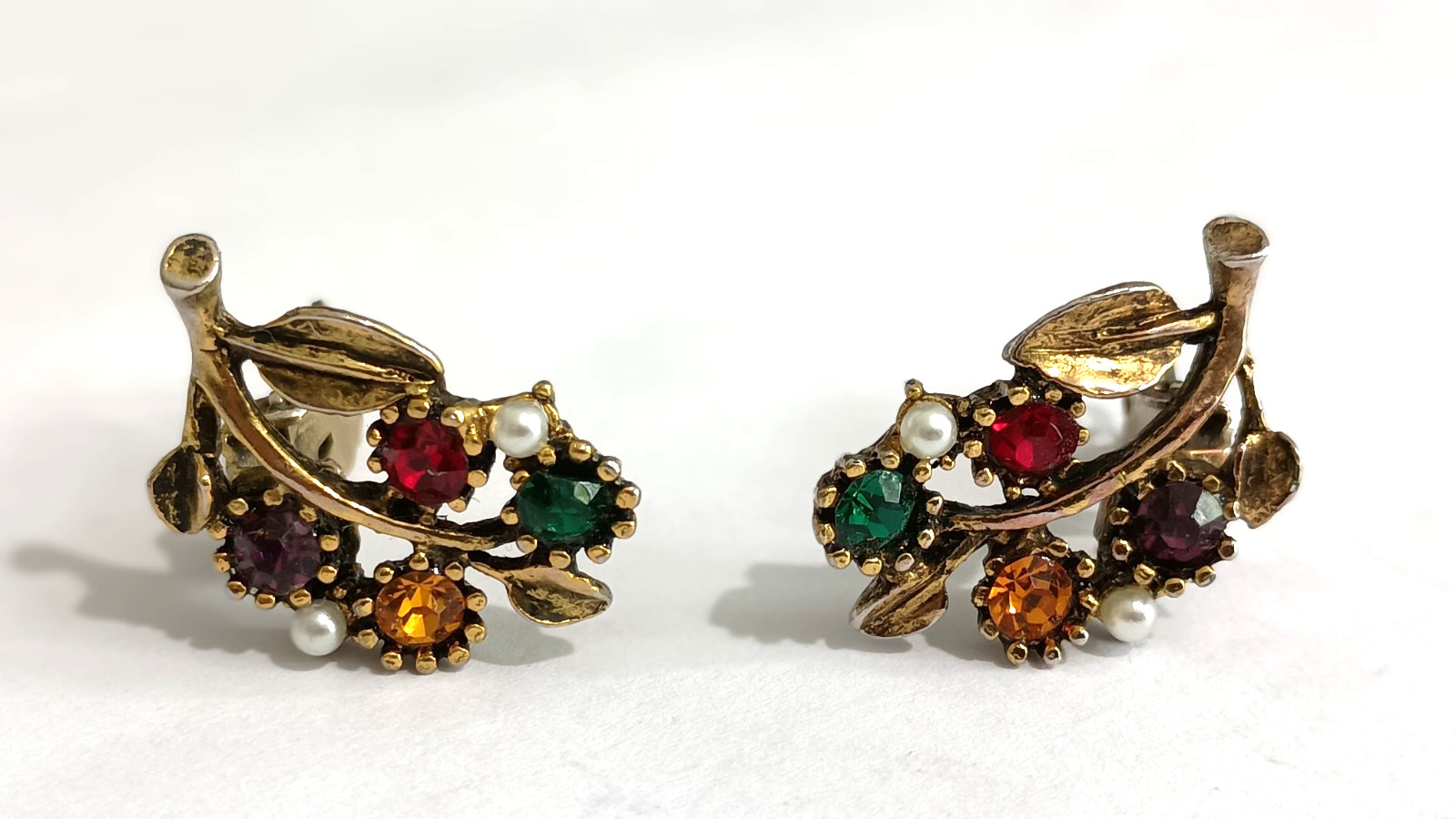 Estate Vtg Multicolor Rhinestone Pearl Gold Leaf Plant Clip on Earrings TOTYg 1″