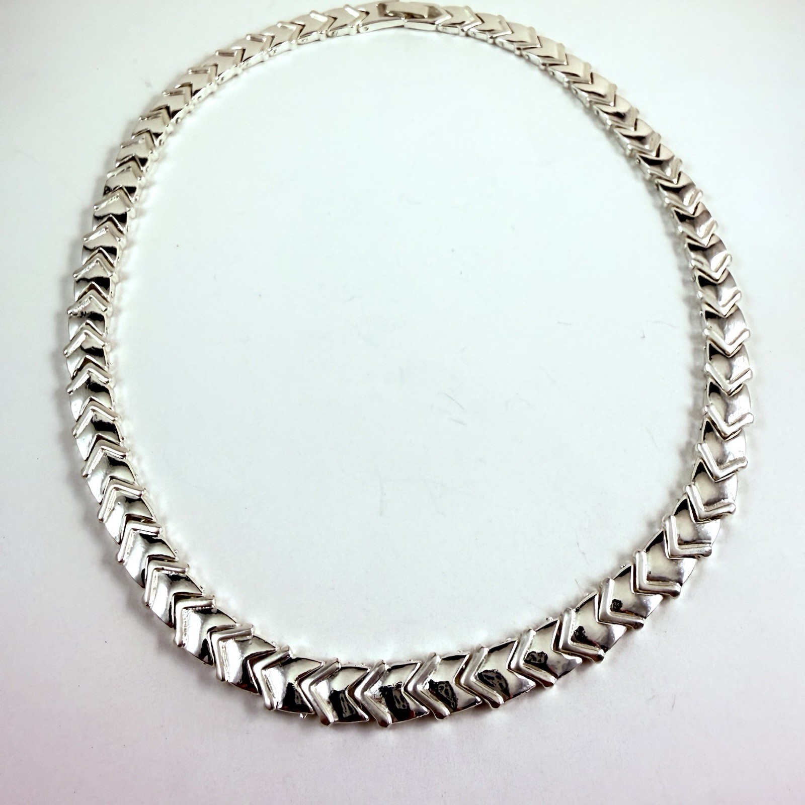 Vintage AVON Chevron Link Polished Silver Tone Necklace 15.5″