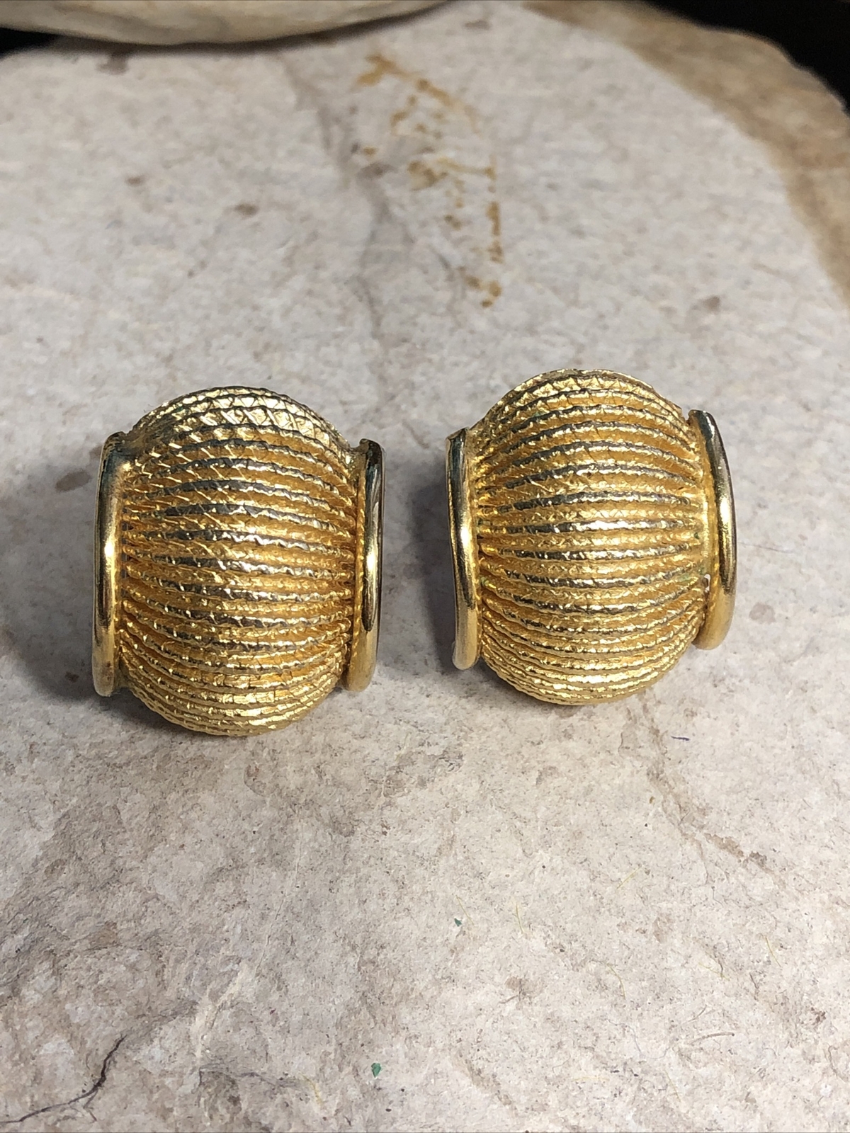 Vintage I.N.A.R Gold tone Ribbed Scalloped Clip on Earrings 15.3g, 1 1/8″ Italy