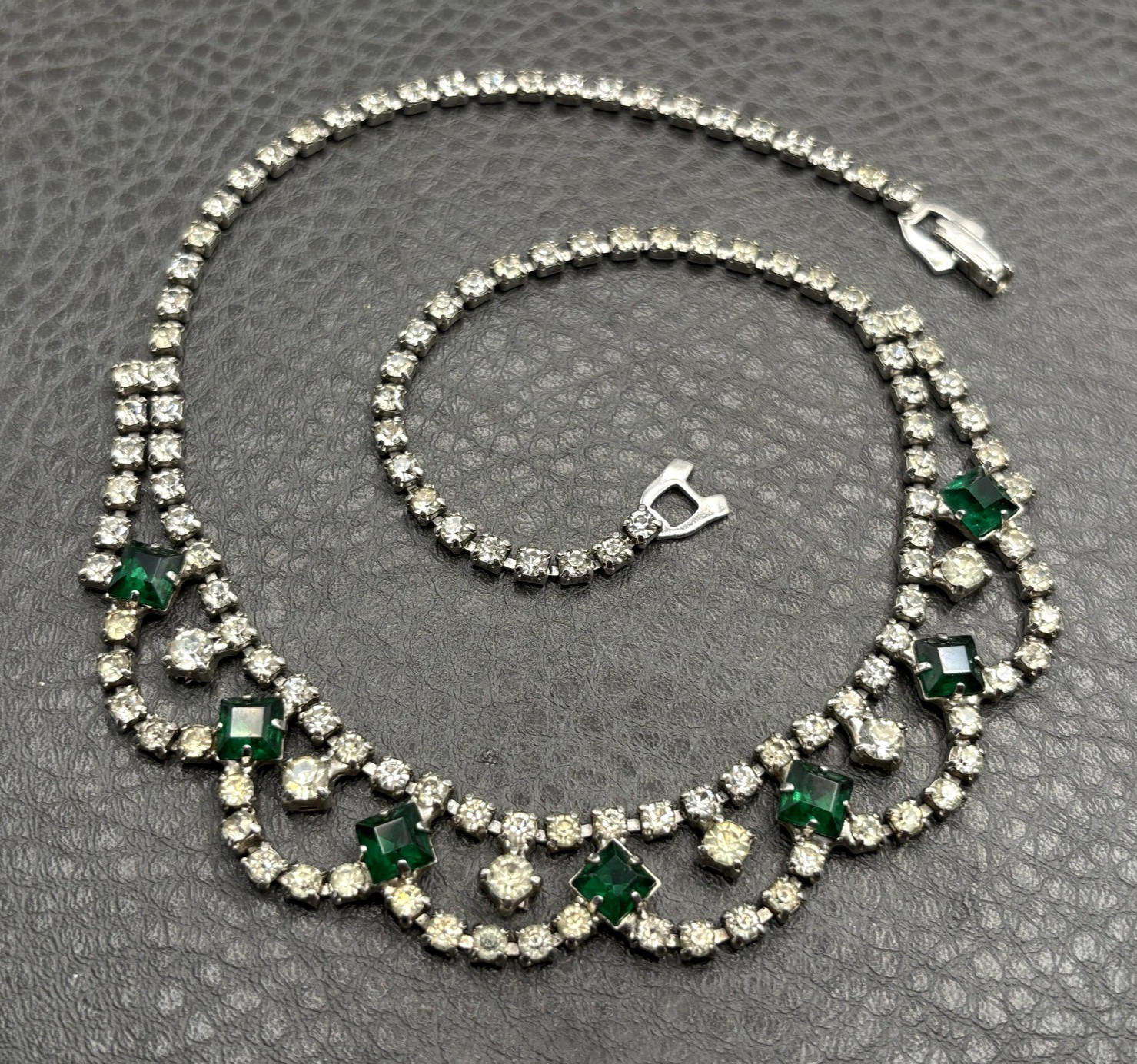 Vintage Art Deco Green Faux Emerald Crystal Rhinestone Bib Necklace Scalloped