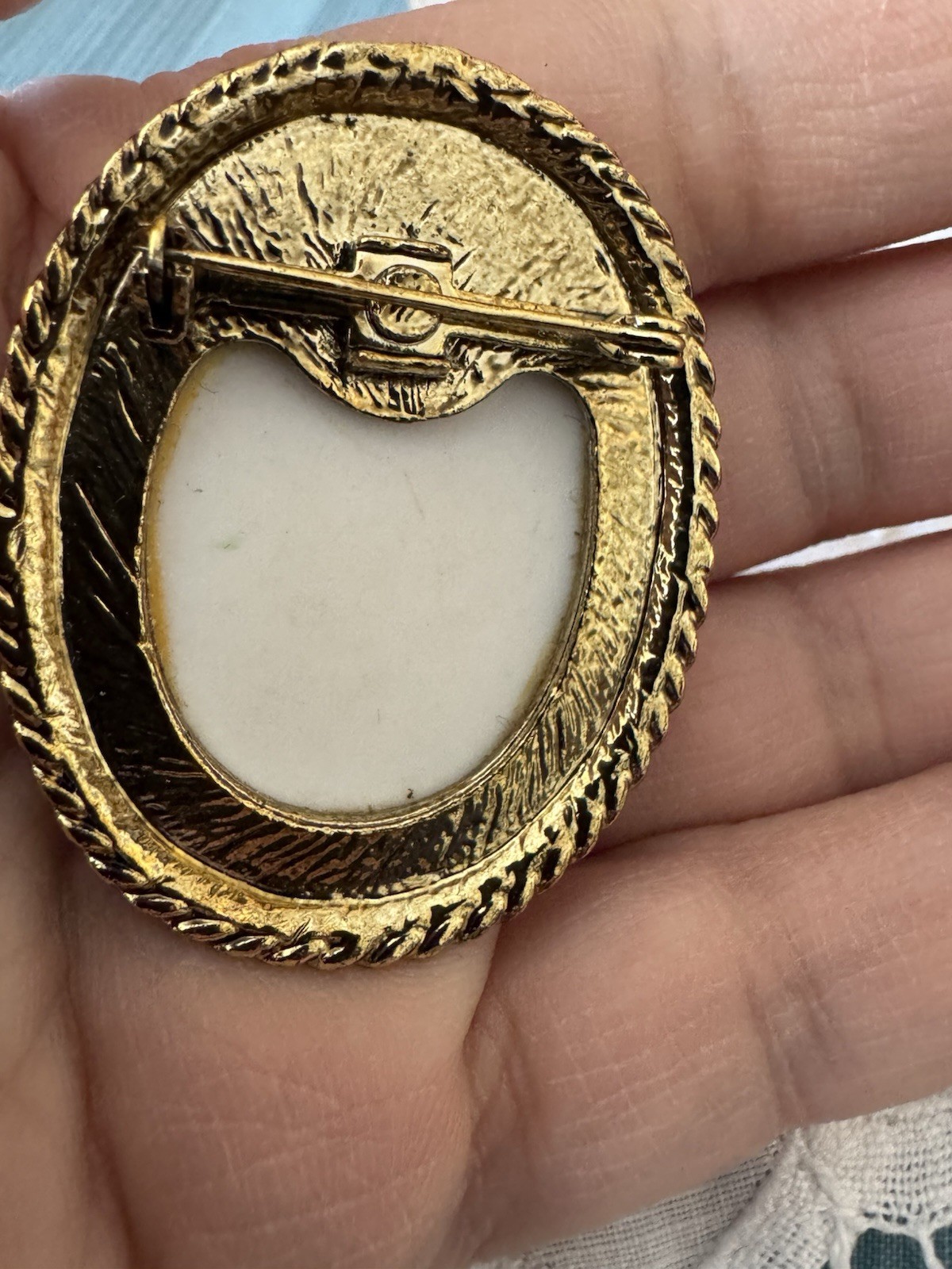 Vintage Gold Tone Patriotic Oval Brooch Pin 2 in Fashion Unisex Adults