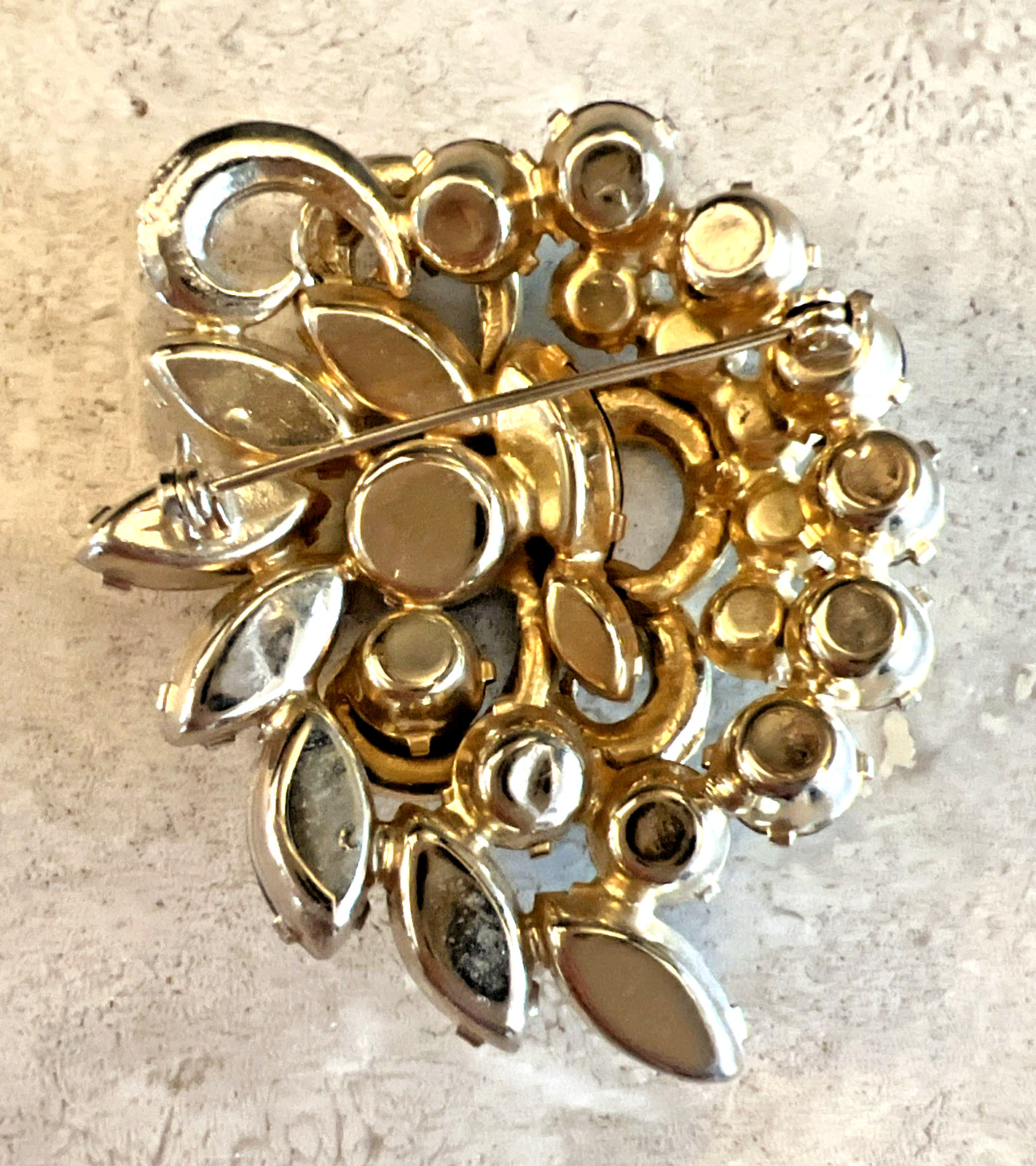 VINTAGE GREEN RHINESTONE FLOWER SWIRL BROOCH 2 1/2″ x 2″