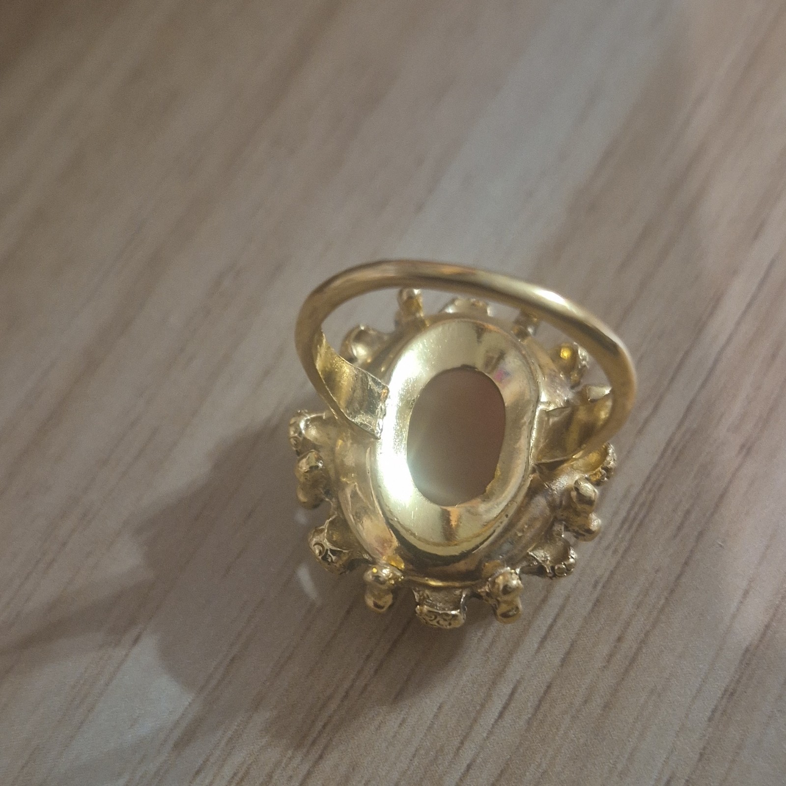 Gold Tone Oval Cameo Ring with Pink & White Main Stone, 1 Gemstone