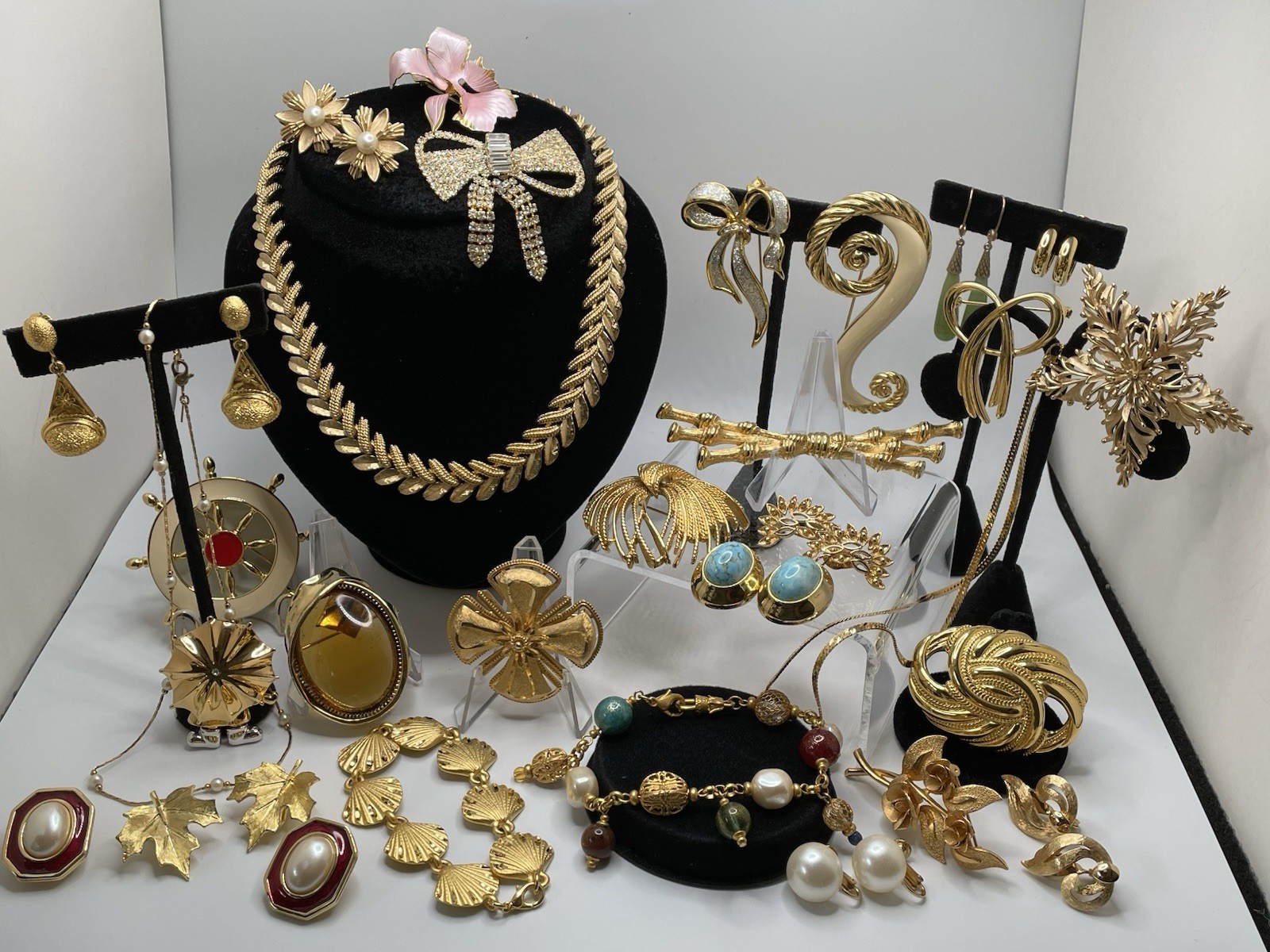 29 Pcs Vintage Gold Tone High End Jewelry Brooch Necklace Earrings Bracelet Lot