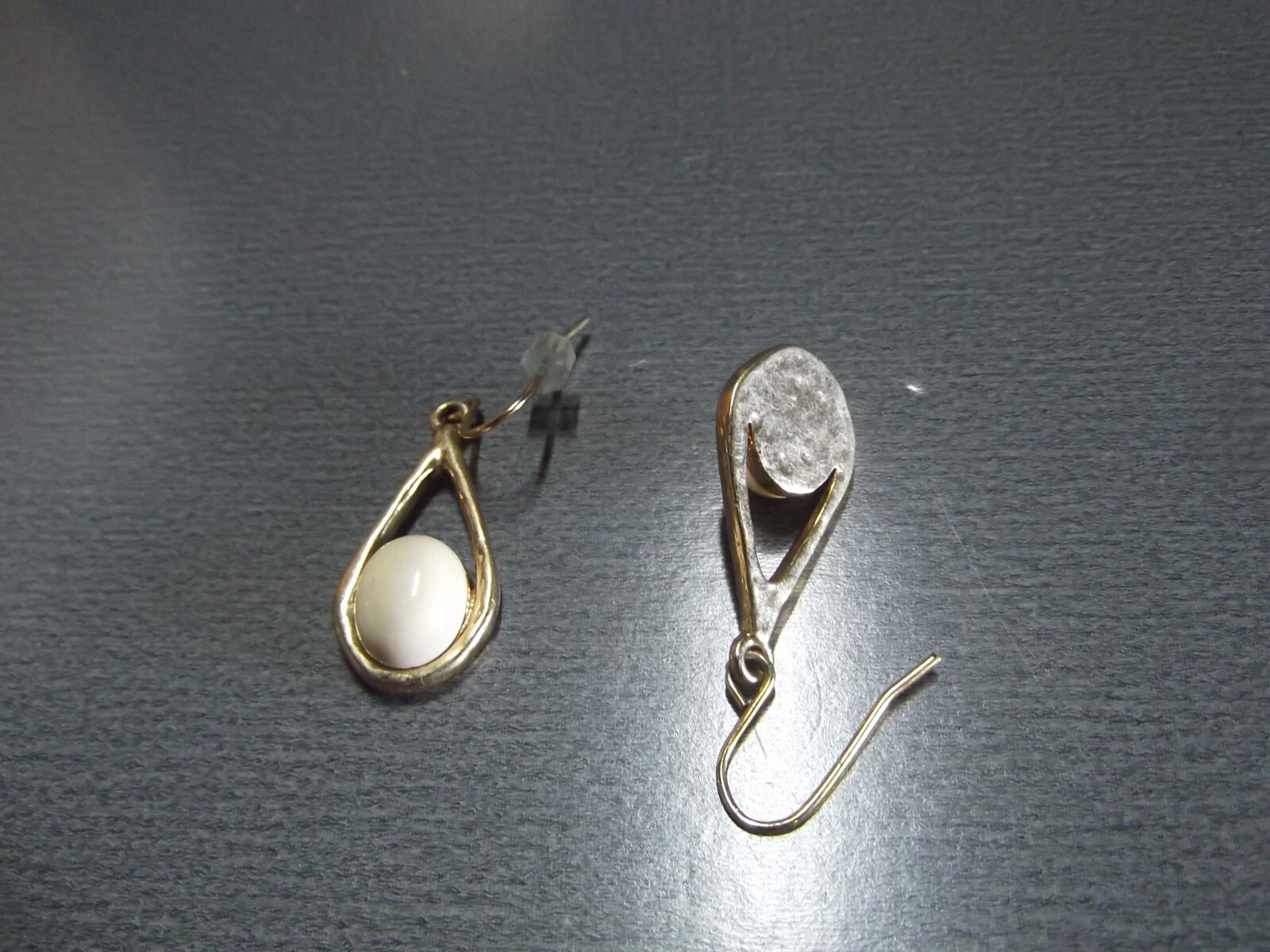 1 Pair Old 1″in Metal Gold Tone Tear Drop w/White Acrylic Stone Short Dangler