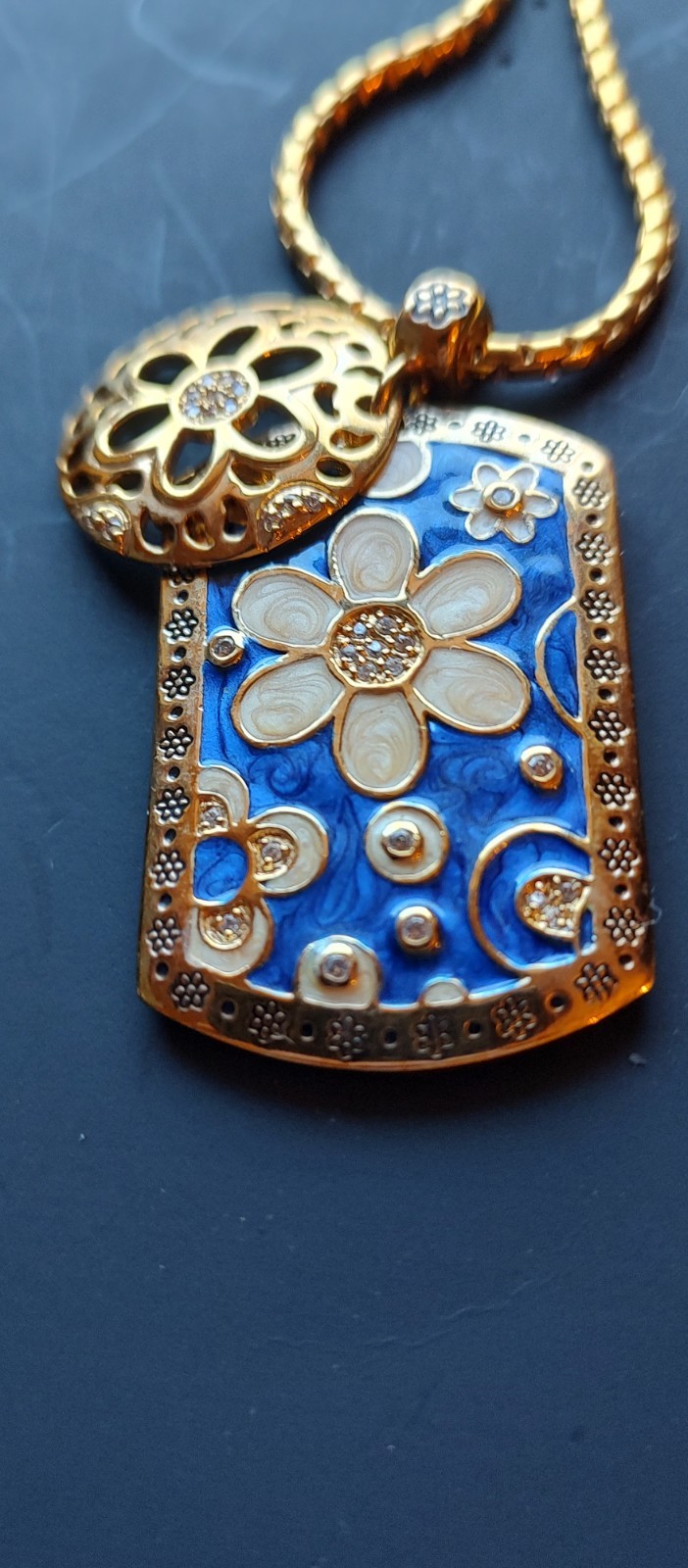 Floral gold-tone Enamel Floral Pendent Necklace 18″ very good vintage conditions