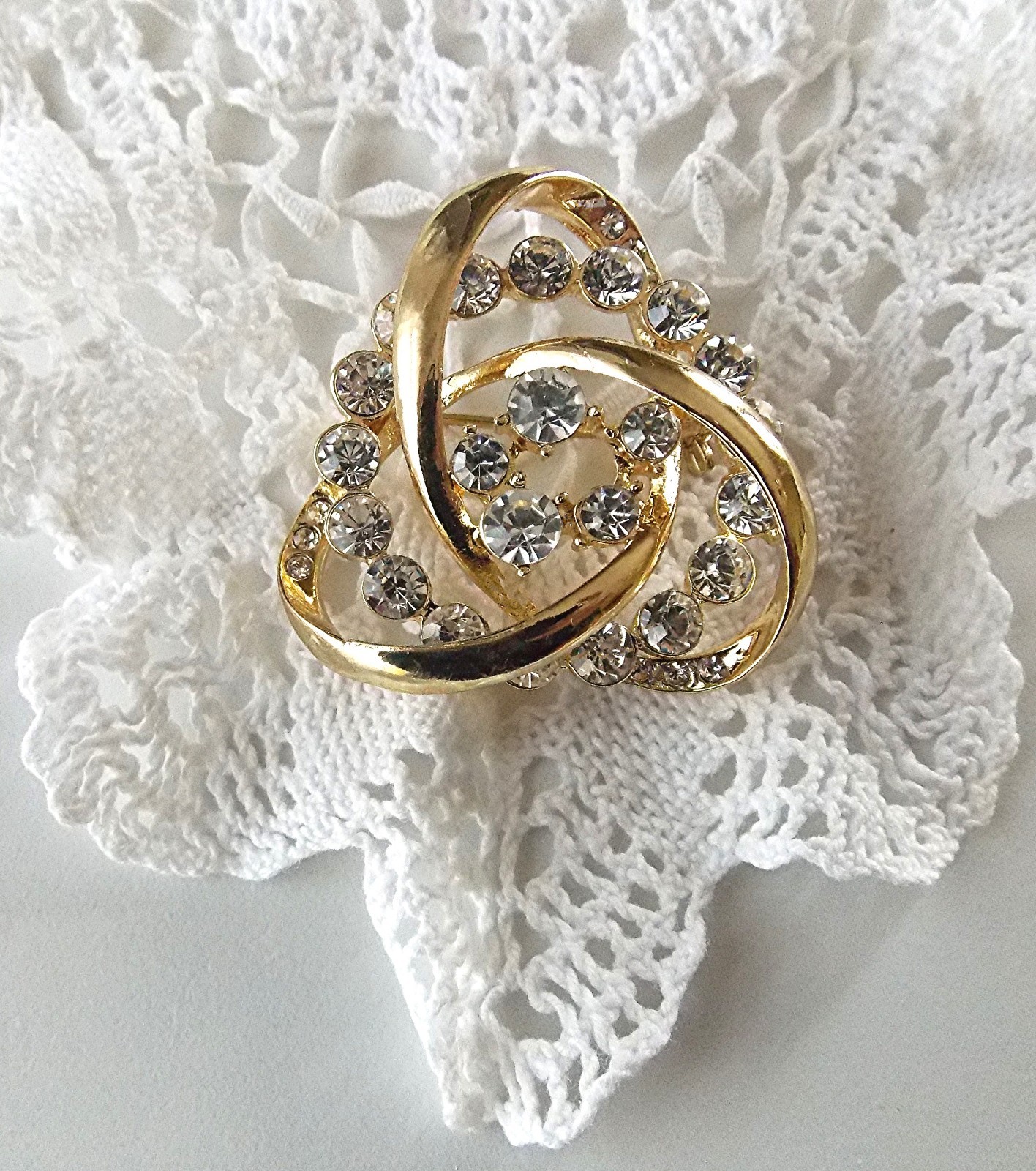 GORGEOUS YELLOW GOLD PLATED SPARKLING RHINESTONE SET 1 5/8″ STATEMENT BROOCH
