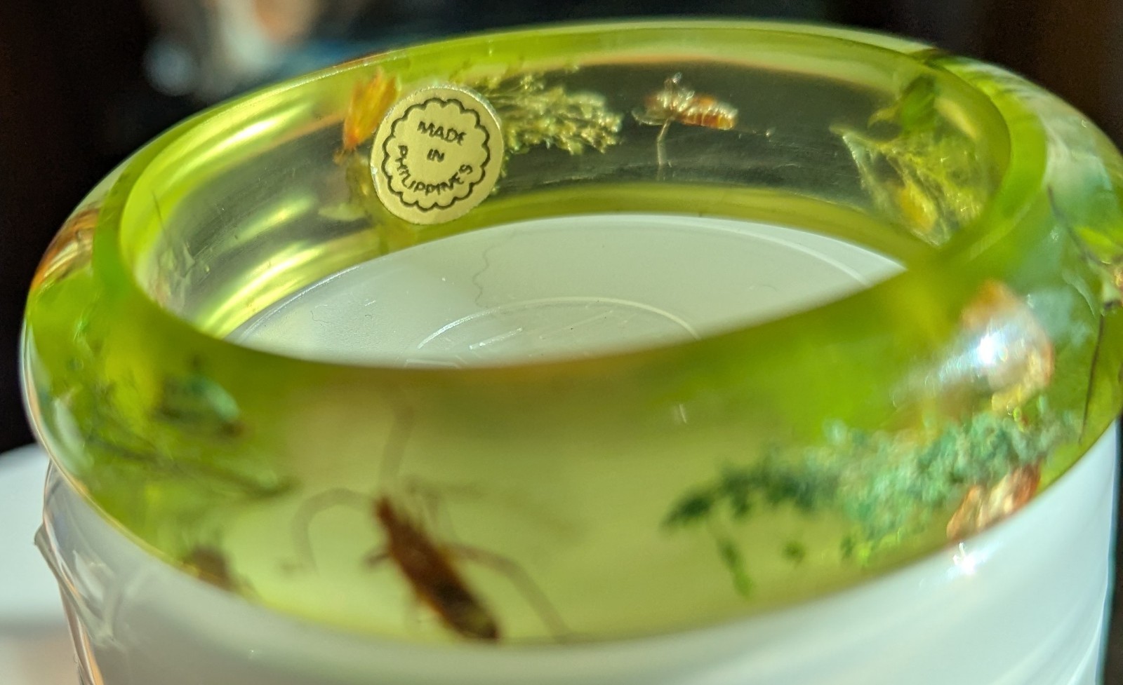 VINTAGE LUCITE BUG ANT INSECT BOTANICAL BANGLE BRACELET ORIG GOLD FOIL STICKER