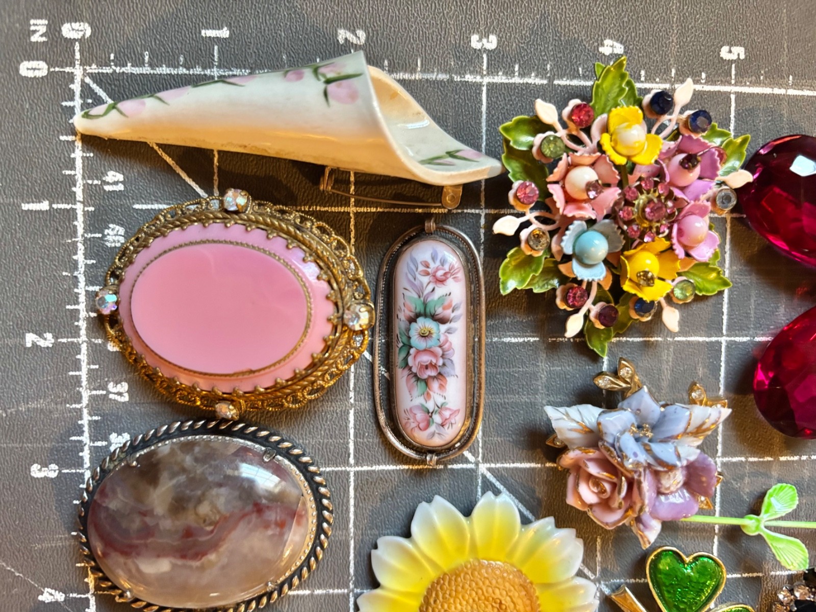 Vintage to Mod flower brooch LOT~17 Pieces~Huge Lady Bug~Porcelain~Spring💐