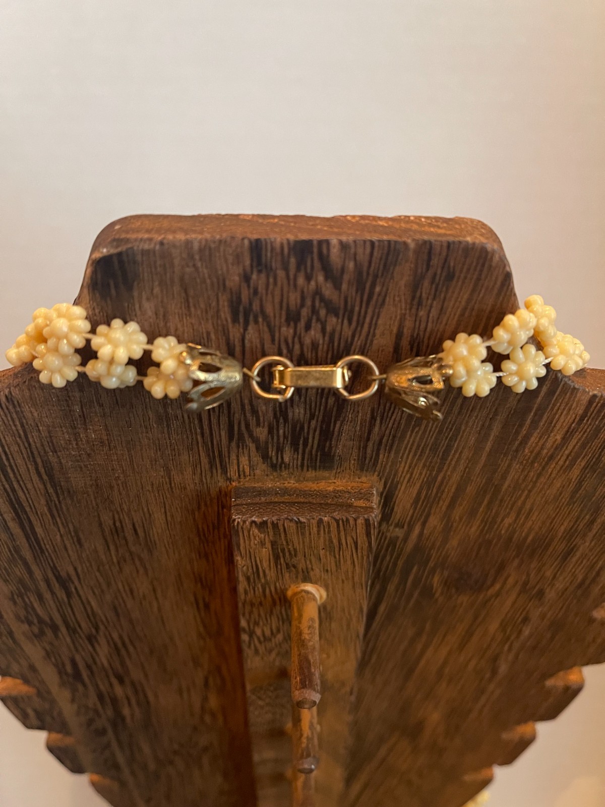 Vintage Cream Plastic Acrylic Daisy Beaded Chain Necklace Gold Tone