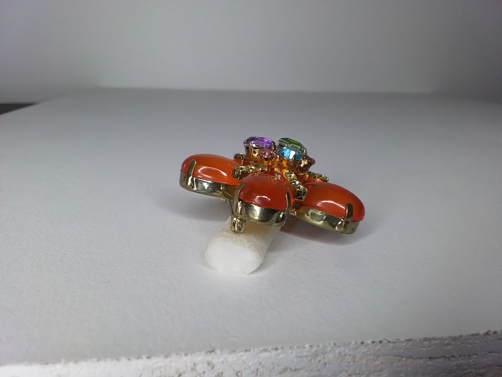 AMBER CABOCHON PASTEL RINESTONE BROOCH GLOWS UNDER BLACKLIGHT