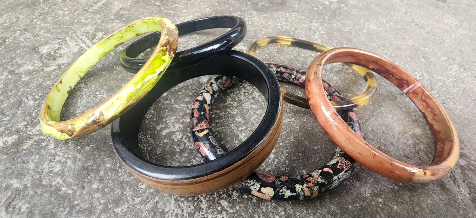 6 Vintage 70s To 90s Bangle Bracelets. Multi Colors. Acrylic? Lucite?