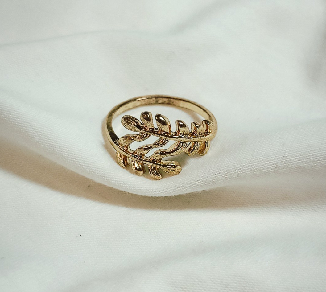 Vintage Leaf Ring – Size 9 – Gold-Tone Metal Alloy – Nature-Inspired Design